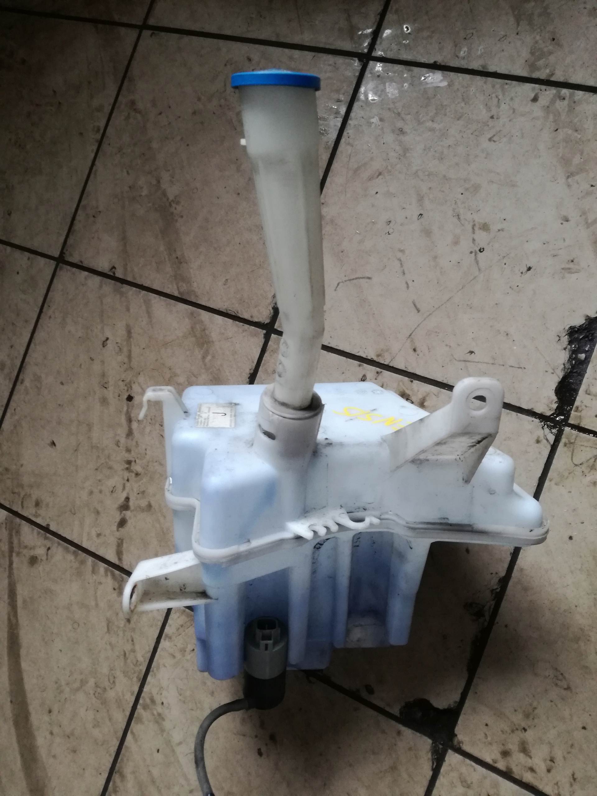 85310-05120 - AVENSIS T27 2008-2012год бачок омывателя