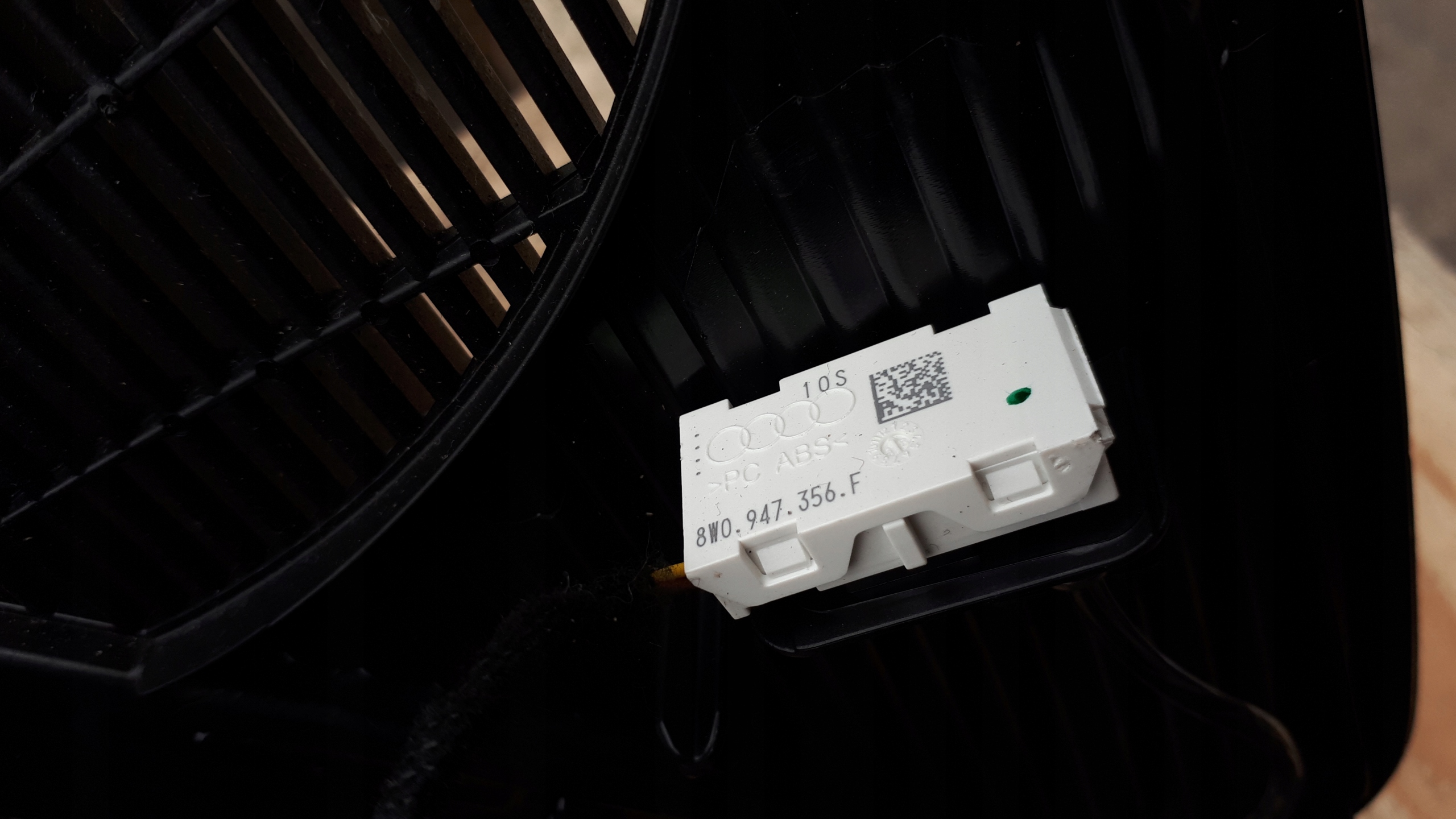 A4 B9 8W BANG OLUFSEN krycí dveře levá předek