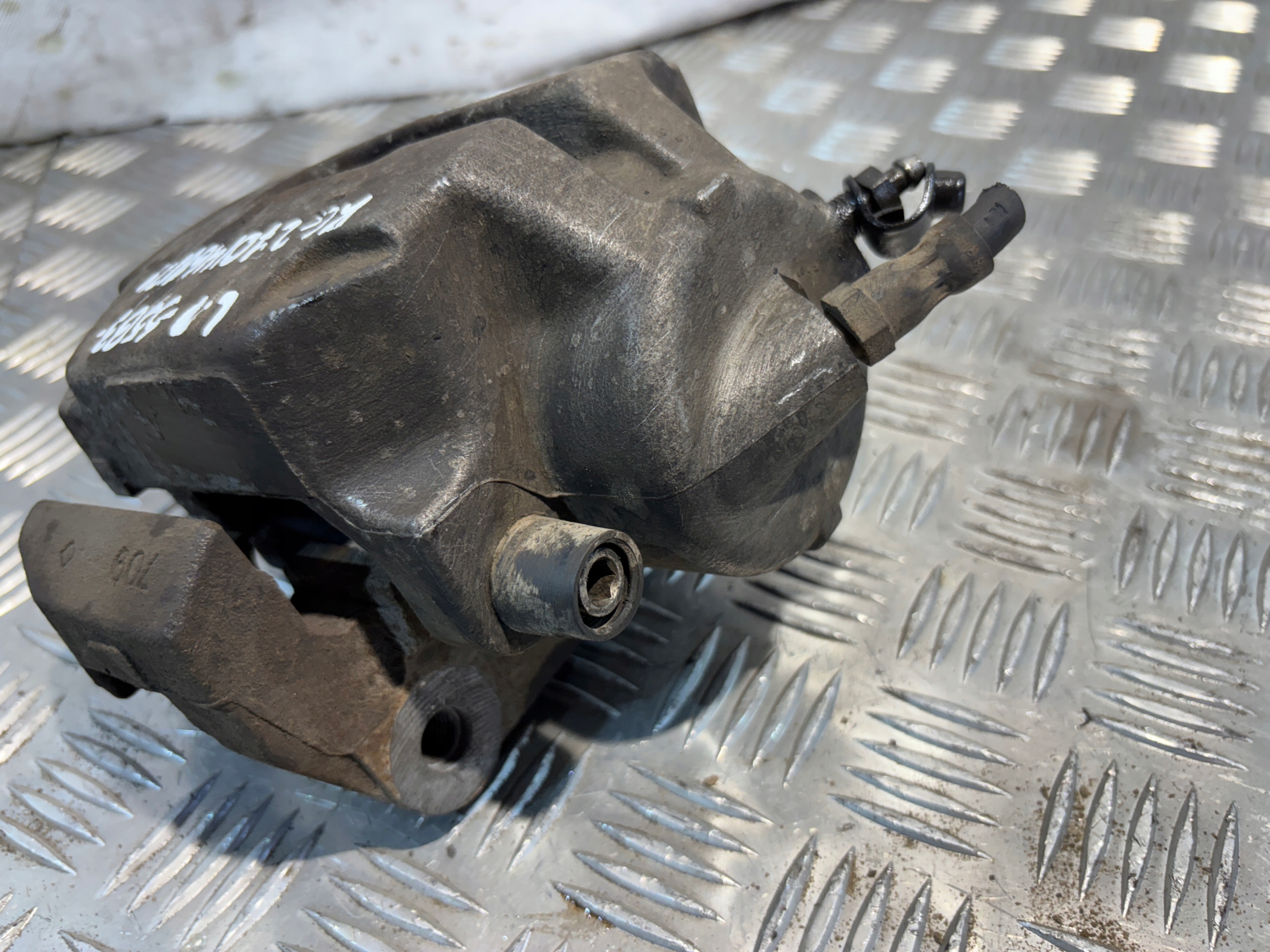 strmeň Brzdový ľavý predok BMW E60 2,0D