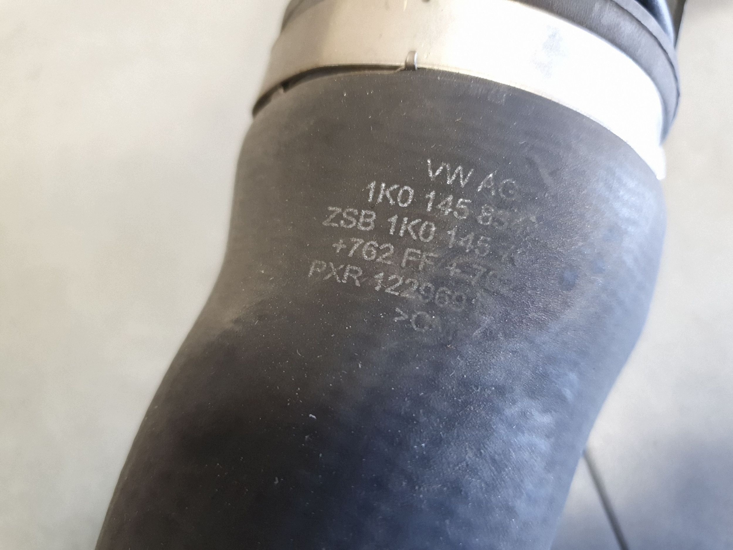 Volkswagen PASSAT CC hadice intercoolera 1K0145770AH