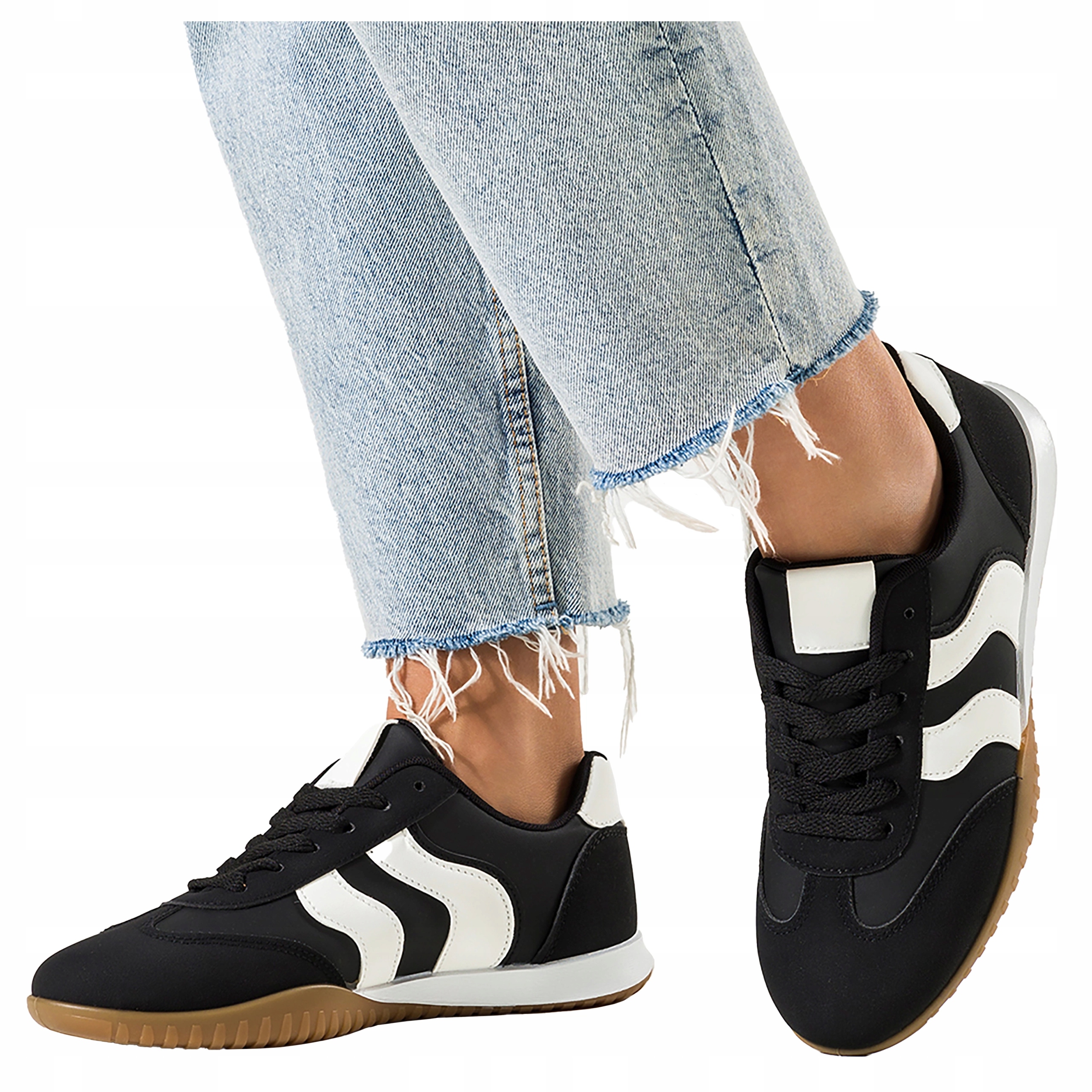 Černé dámské tenisky s elastickou podešví a sportovním šněrováním, velikost 40