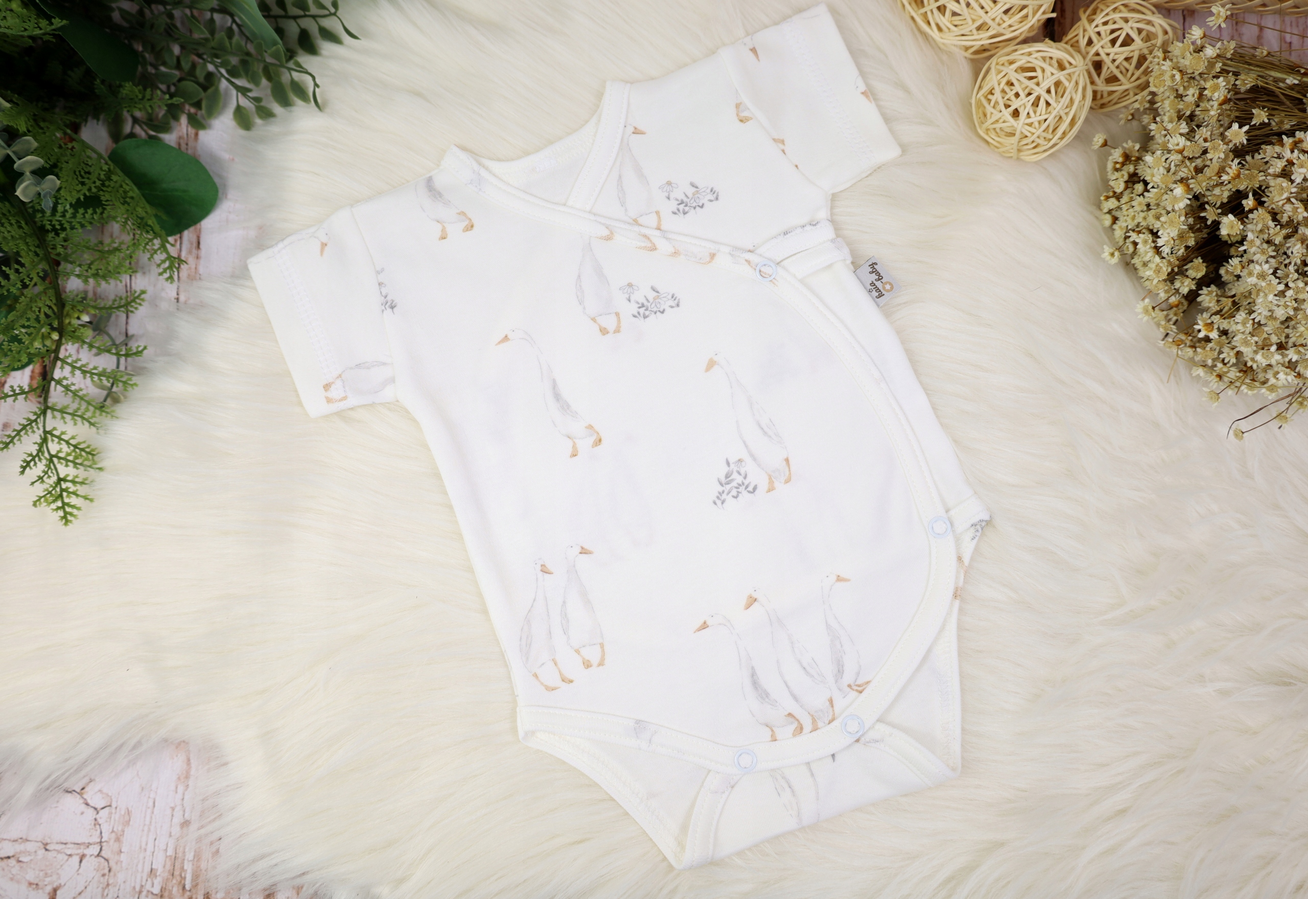 BODY NIEMOWLĘCE KOPERTOWE Z KRÓTKIM RĘKAWEM 68 GĄSKI ECRU /83/ Rozmiar 68