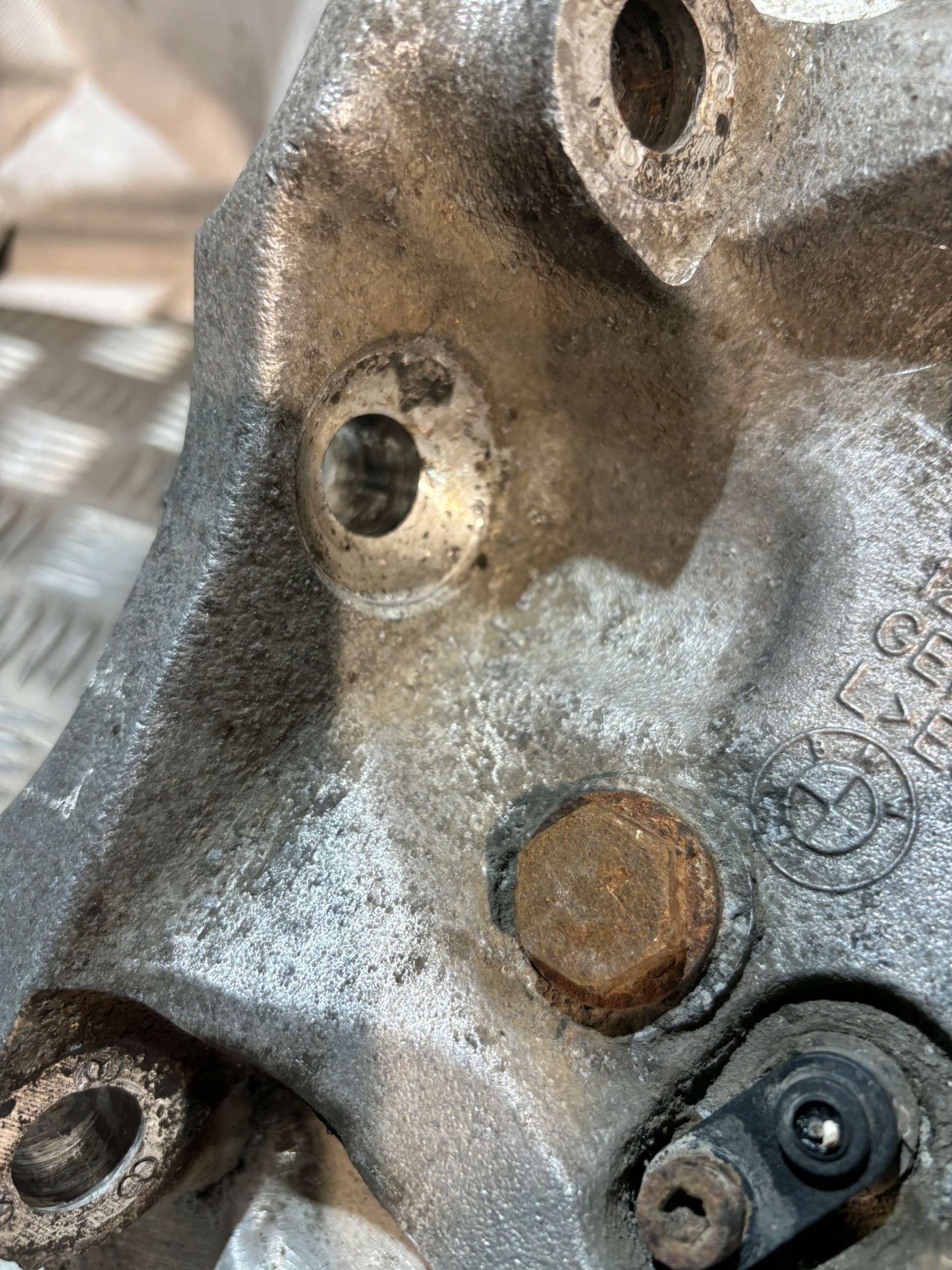 swing left front BMW E91 lift 2,0B N43B20A 6764443