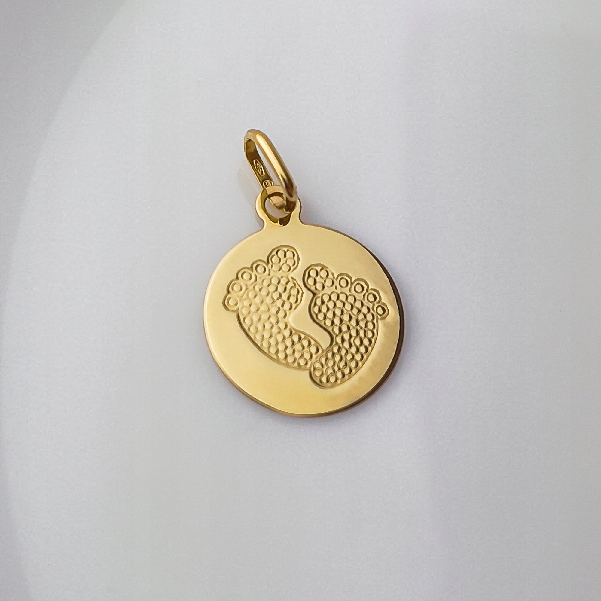 Zlatý přívěsek s kojenecké nožičkami v kroužku, pr. 585