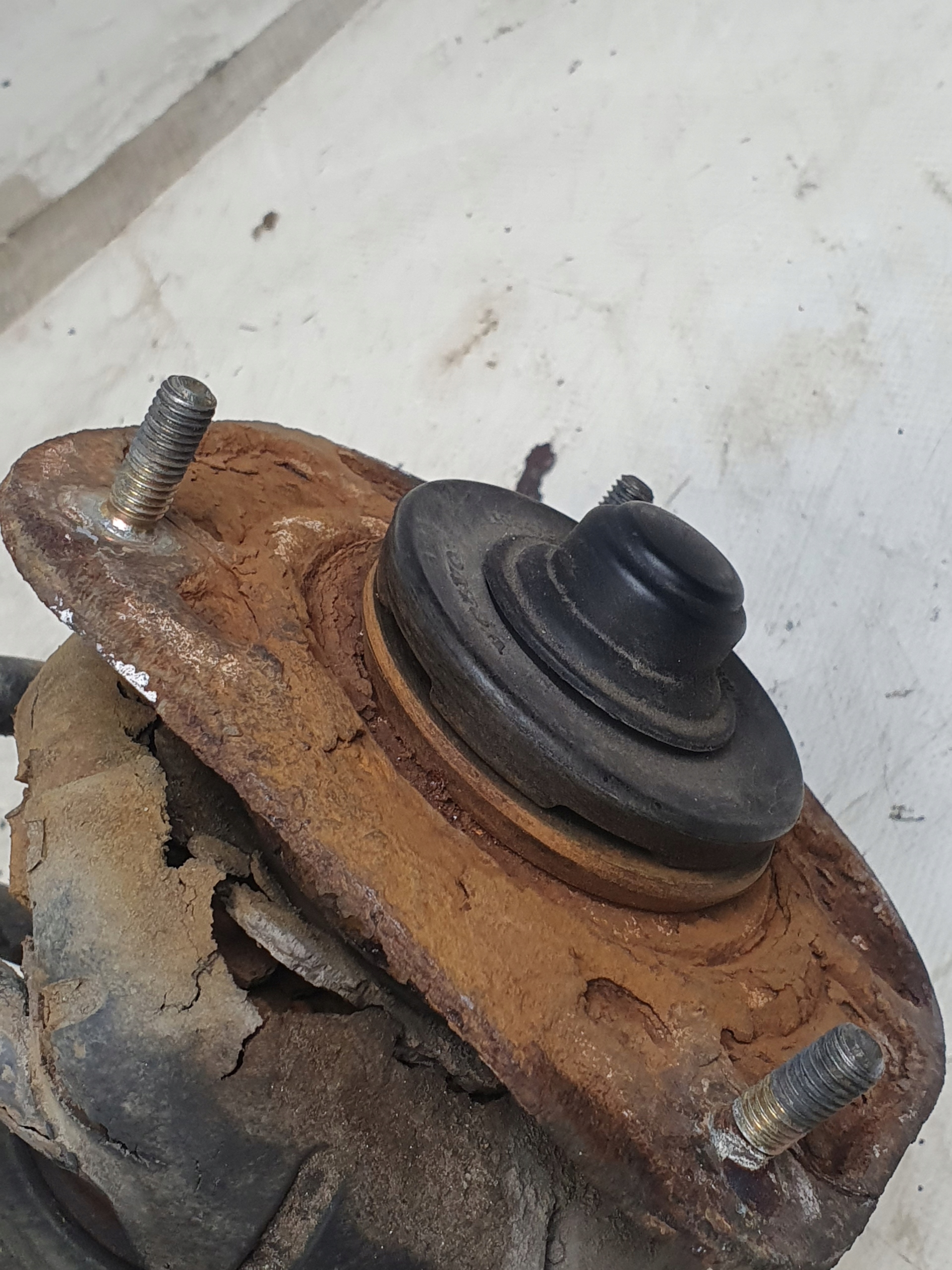 McPherson swing caliper left front VOLVO V70 II 2.5T 03r.