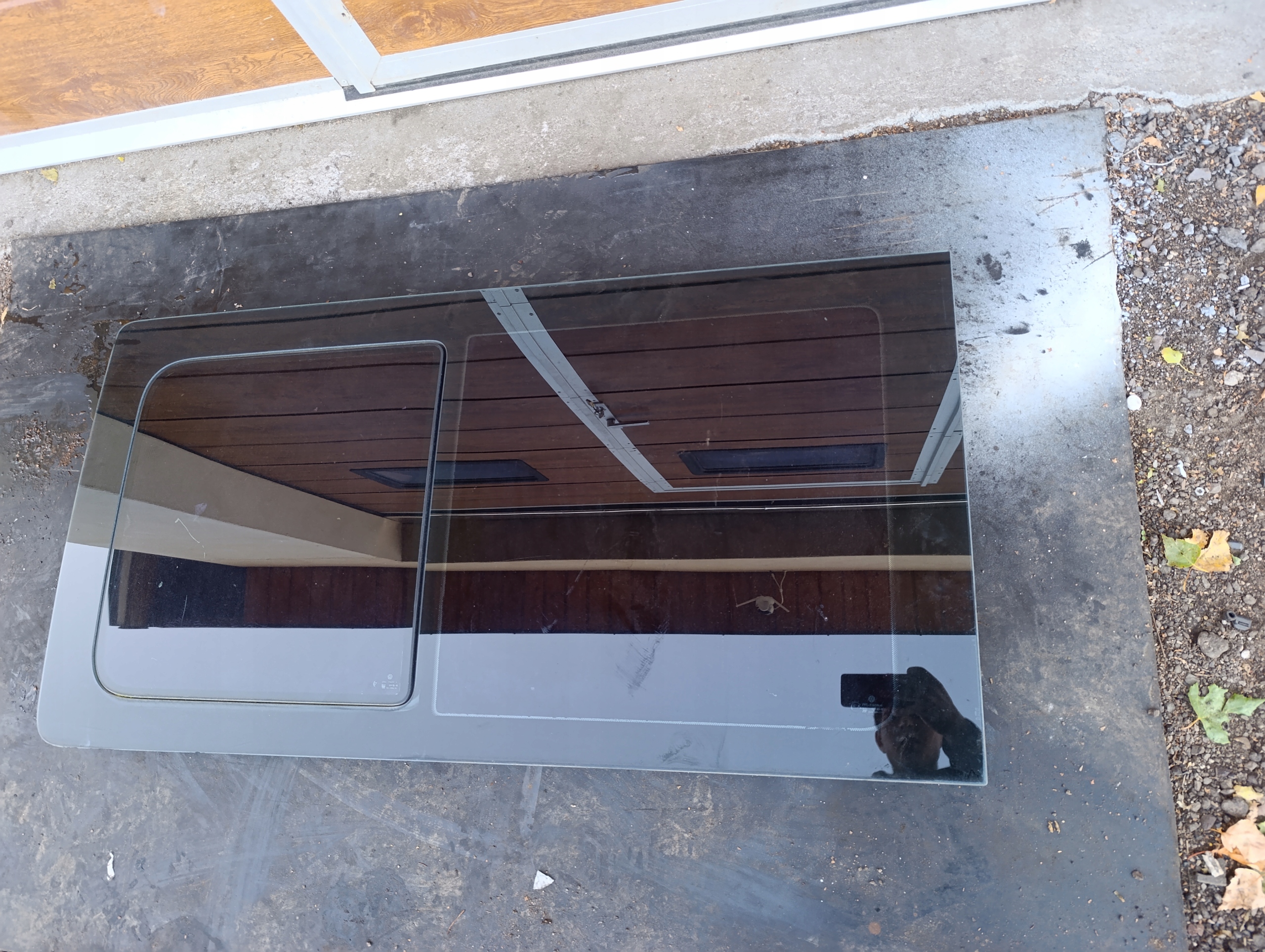 VW T5 window PRZESUWNA DRUGI RZAD left damaged