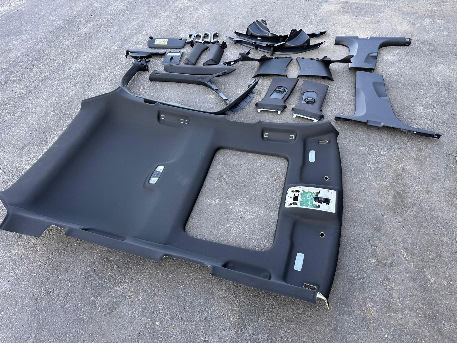 AUDI A3 8V SPORTBACK PODSUFITKA CZARNA KOMPLET CAŁY ZESTAW ORYGINAŁ