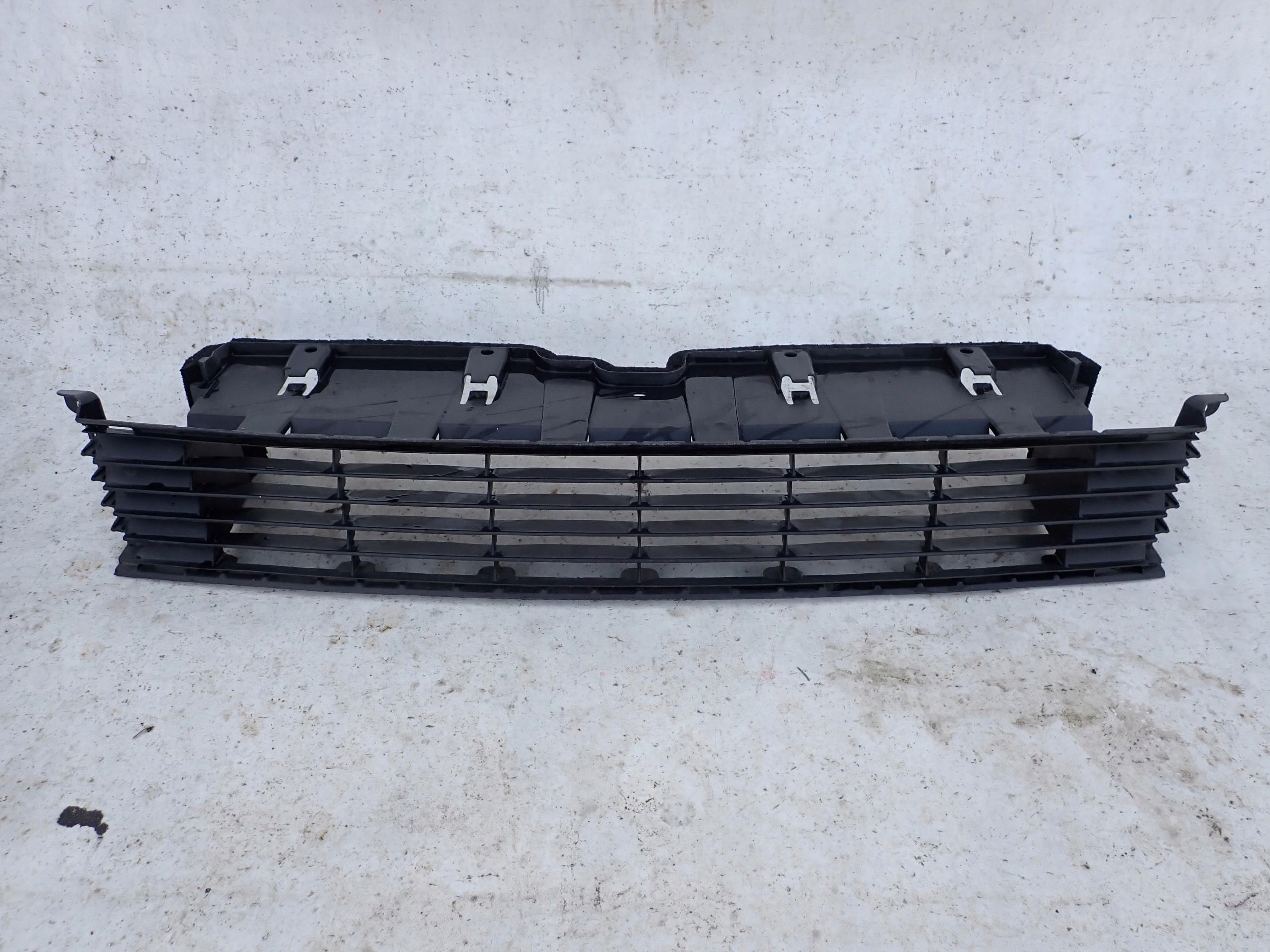 TOYOTA PRIUS+ plus 11- grid of a bumper front