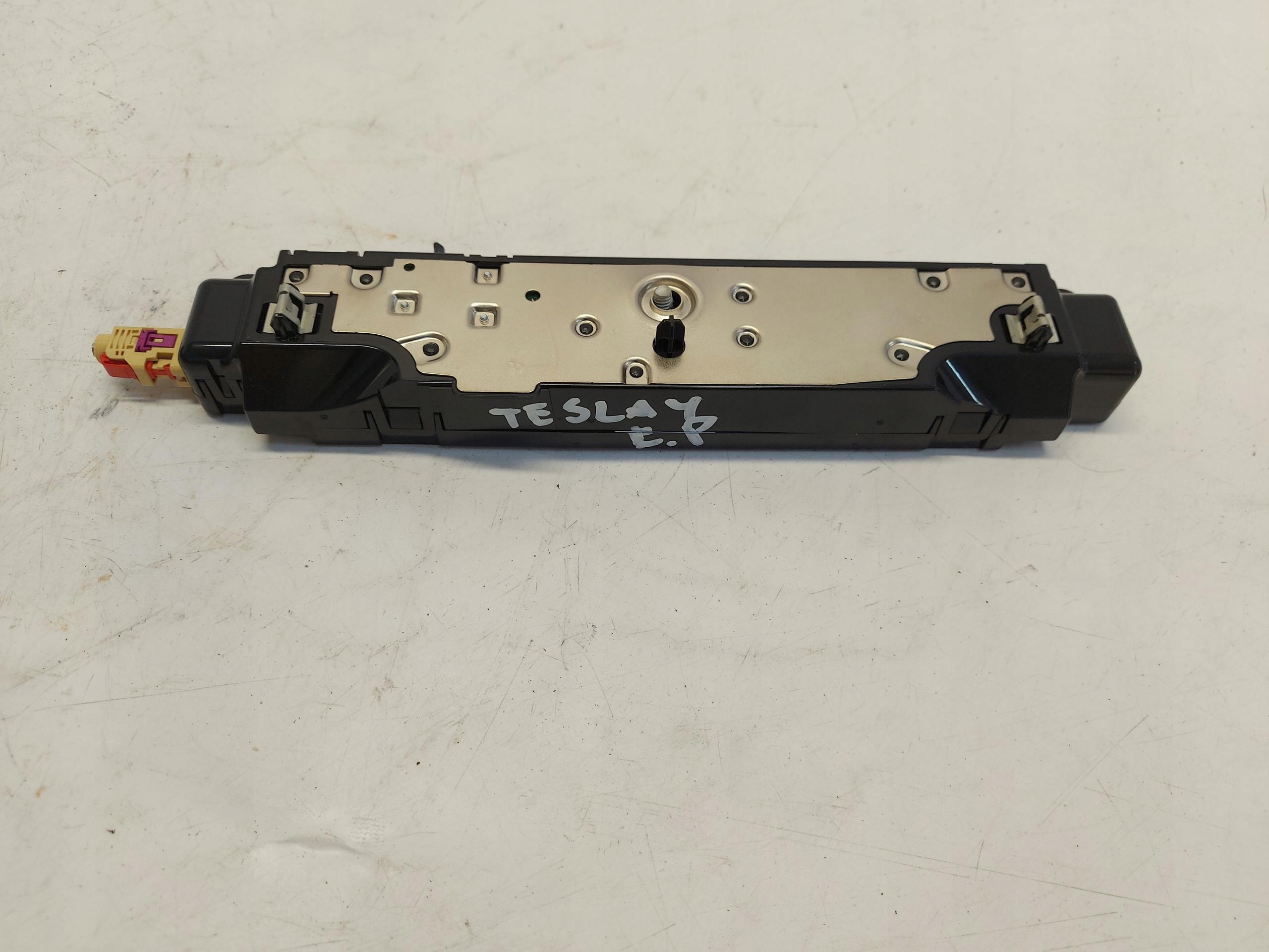 TESLA MODEL Y 2024r amplifier aerial 1585601-00-E