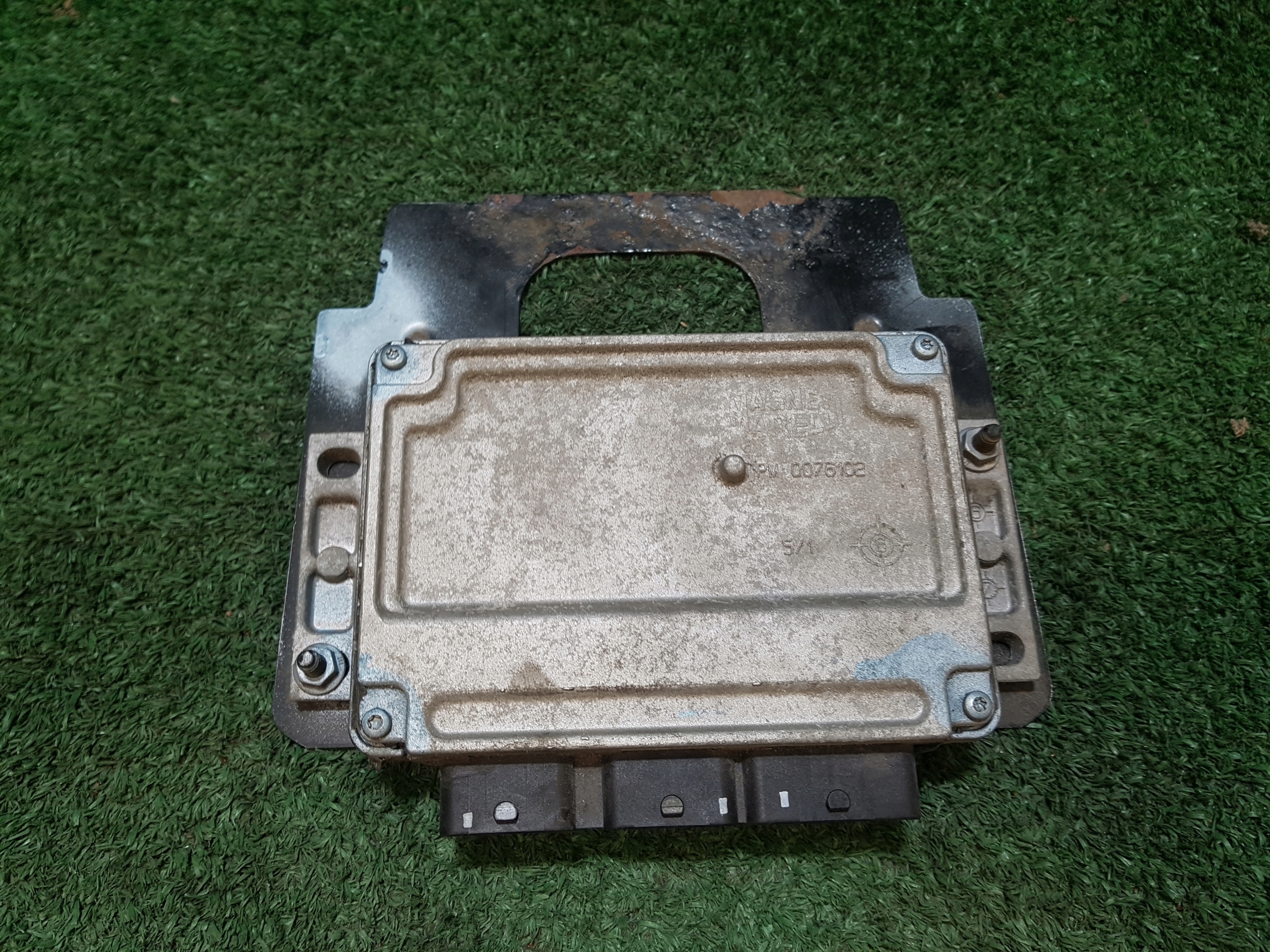 computer of the engine control unit CITROEN C4 PICASSO 1 9663805380