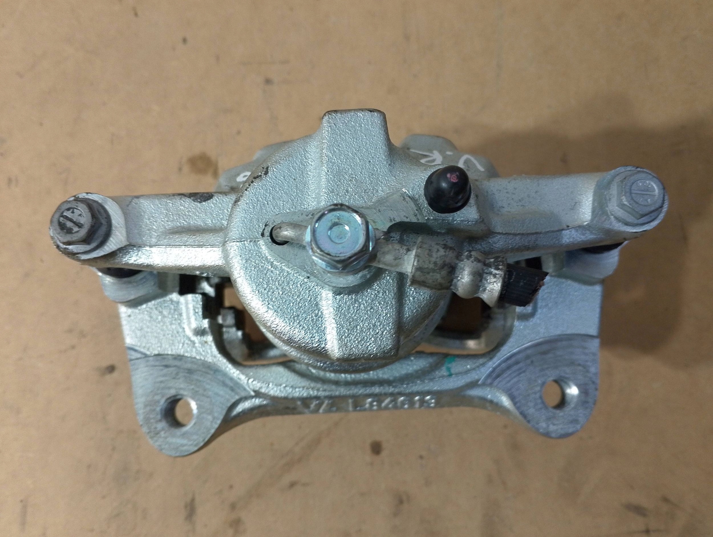 TOYOTA YARIS CROSS caliper front right front L84613 1.5H (B416) JARZMO
