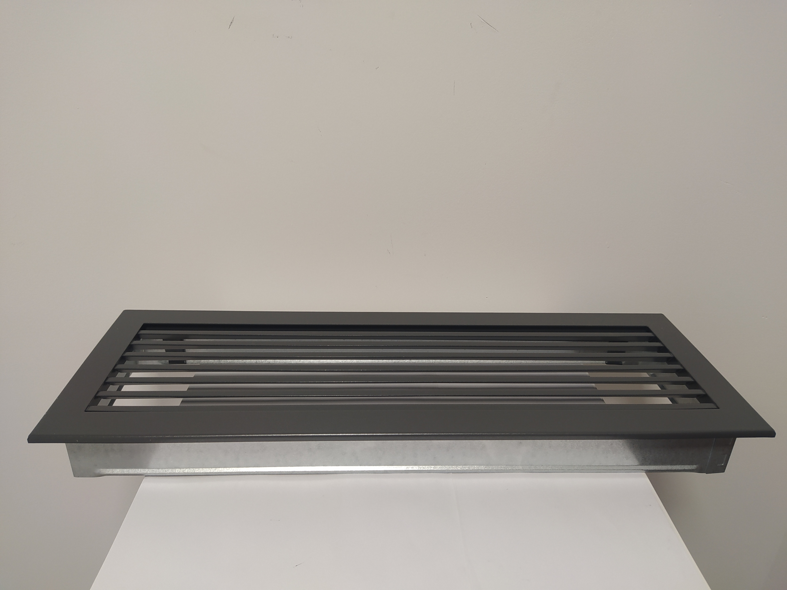 KRATKA KOMINKOWA FRESH GRAFITOWA 17x49wentylacyjna Kolor dominujący odcienie szarości