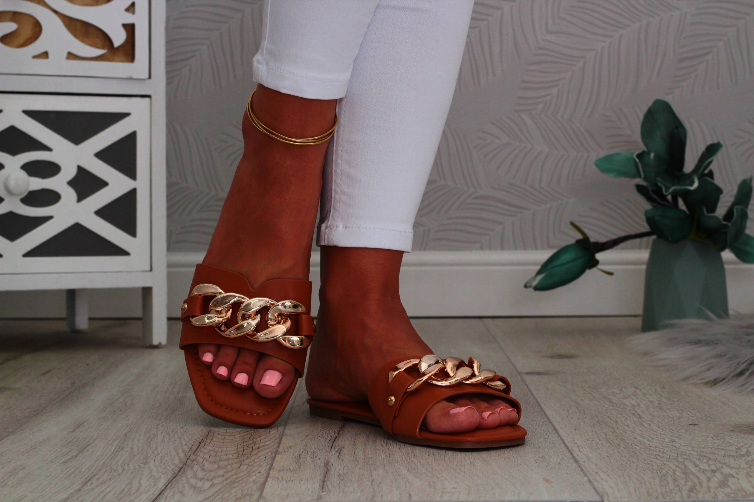 KLAPKI DAMSKIE MODNE LEKKIE WYGODNE PŁASKIE Kod producenta F39-282 camel