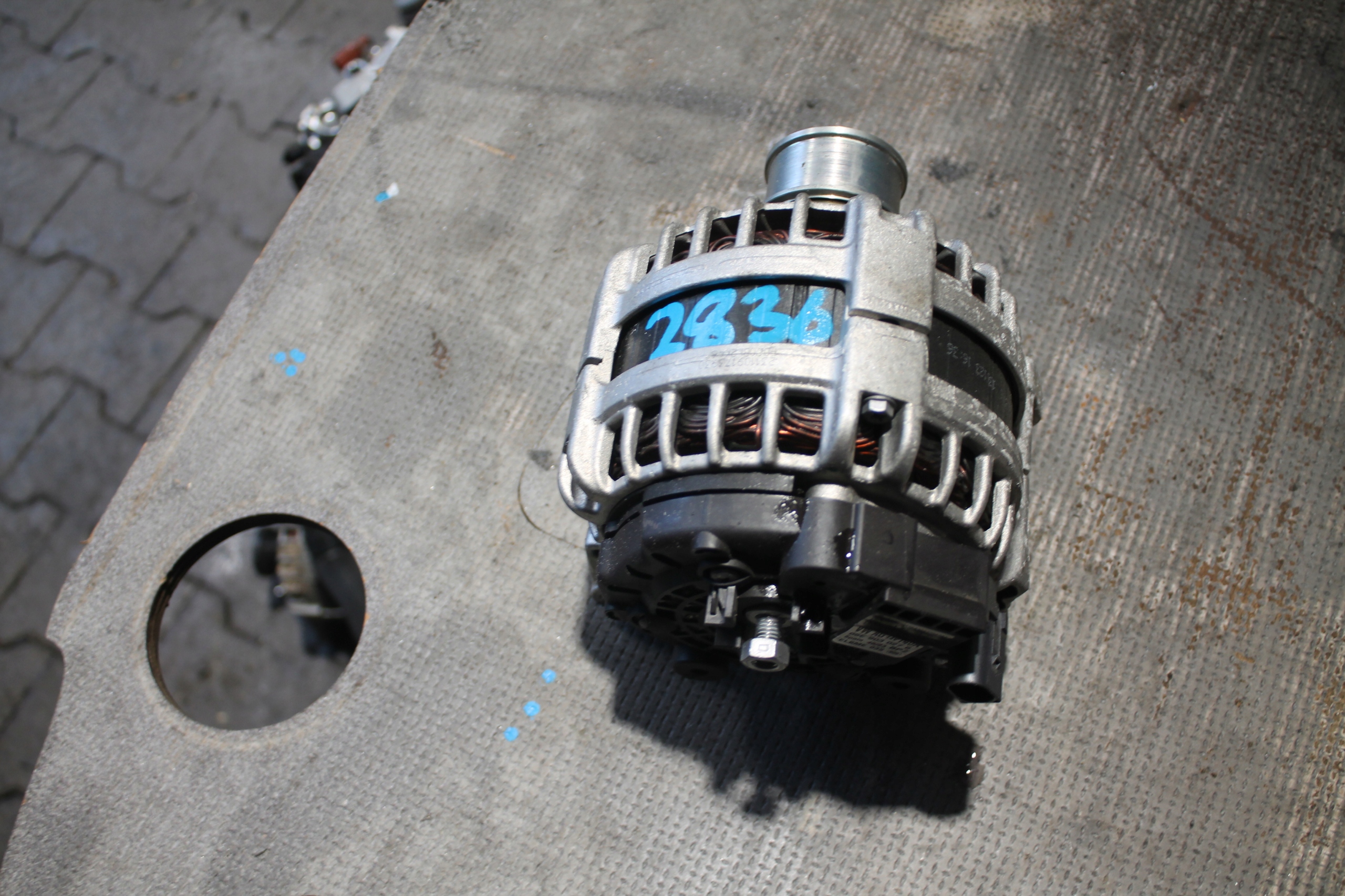 2836. ALTERNATOR VW 05E903027B