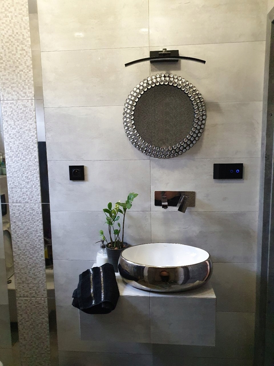 KINKIET ŁAZIENKOWY LED 8W LAMPA CZARNA NAD LUSTRO OKRĄGLY/WYGIĘTY Kolor czarny