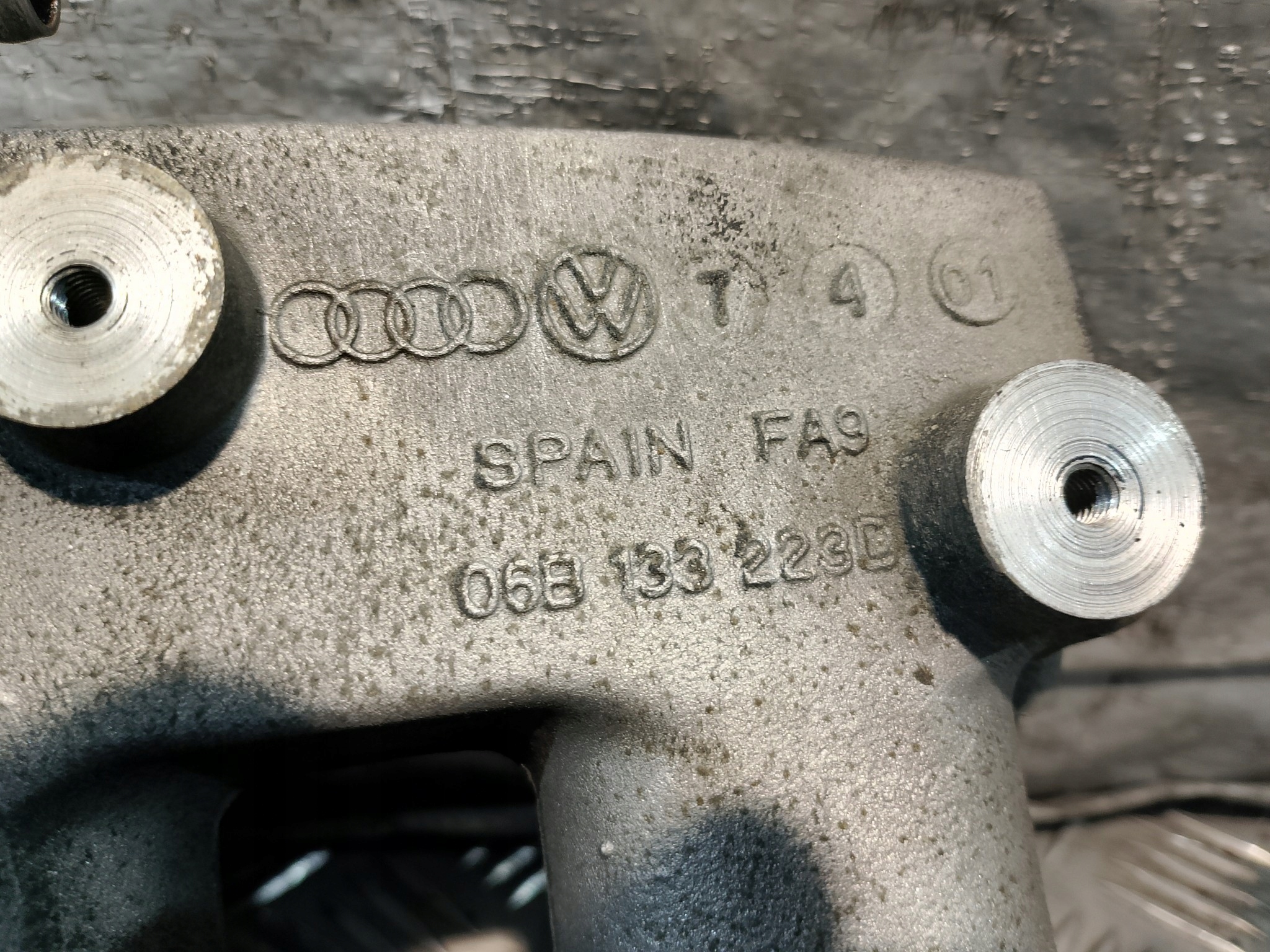 intake manifold DOLOTOWY AUDI A4 B5 1.8 B 06B133223D