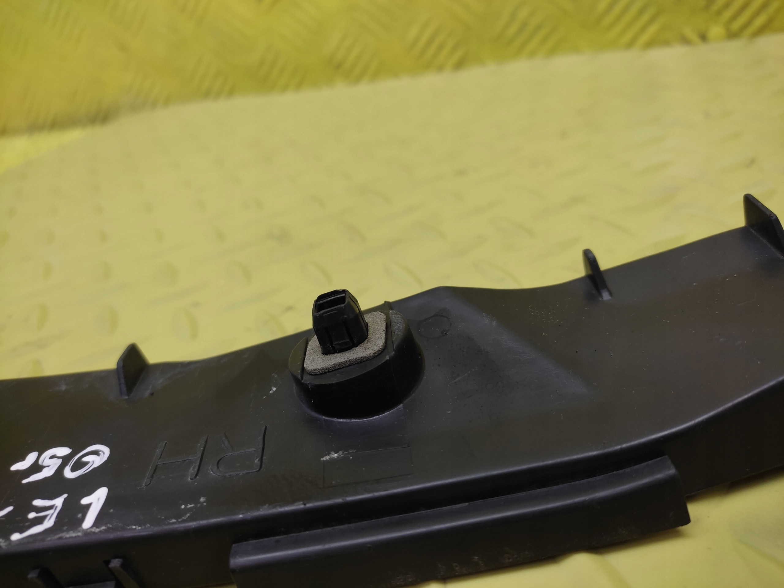 LEXUS RX300 bumper bracket right rear part 5257548020