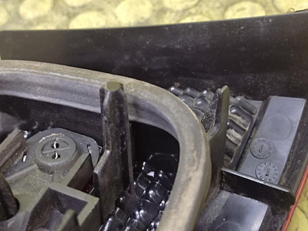 RENAULT LAGUNA II light right rear part to the bonnet