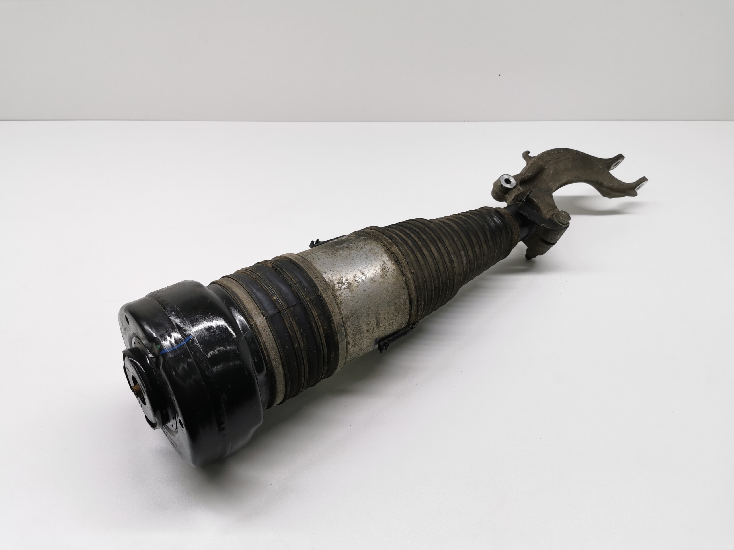 shock absorber front VW TOUAREG III 760 4M4616039J
