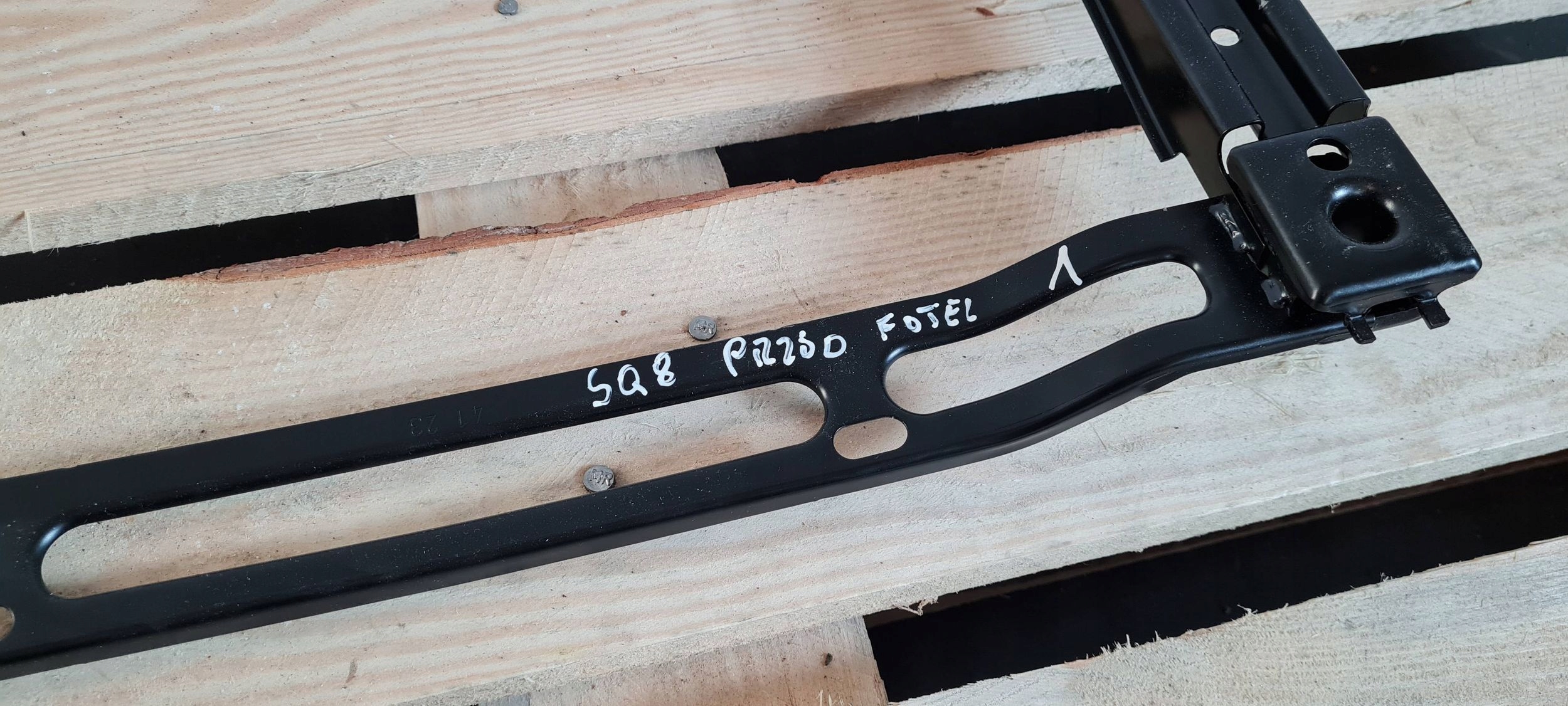 SQ8 4M RSQ8 Q8 Support plaque Console Support Siège RAMA Avant 24R 4M8881677