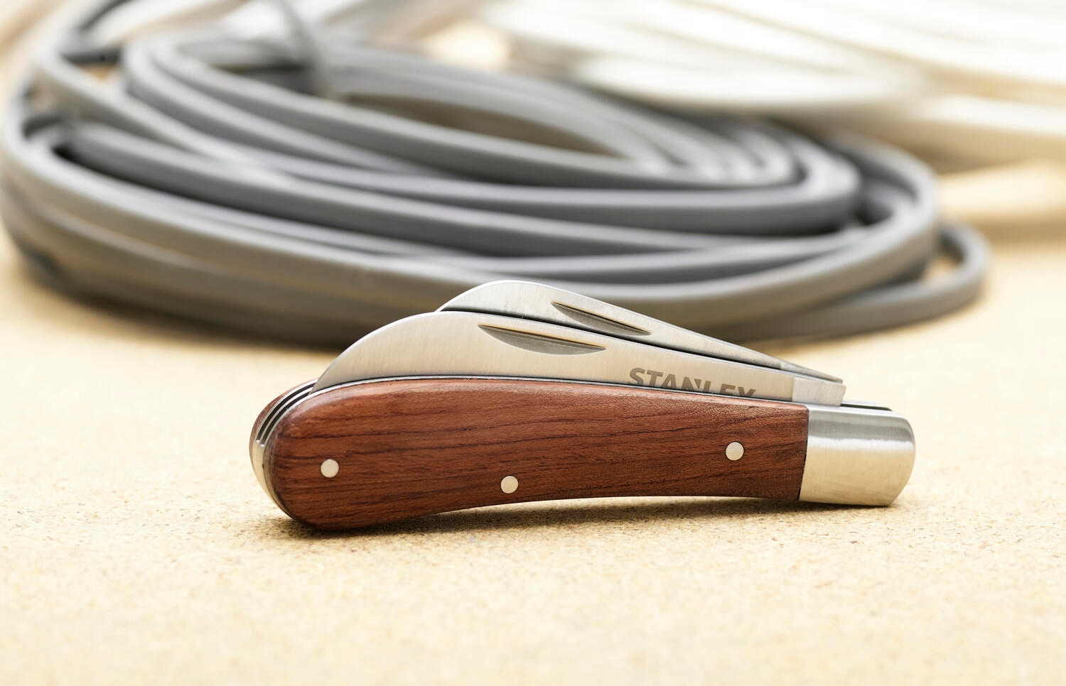 NÓŻ DLA ELEKTRYKÓW Z PODWÓJNYM OSTRZEM STANLEY Marka Stanley