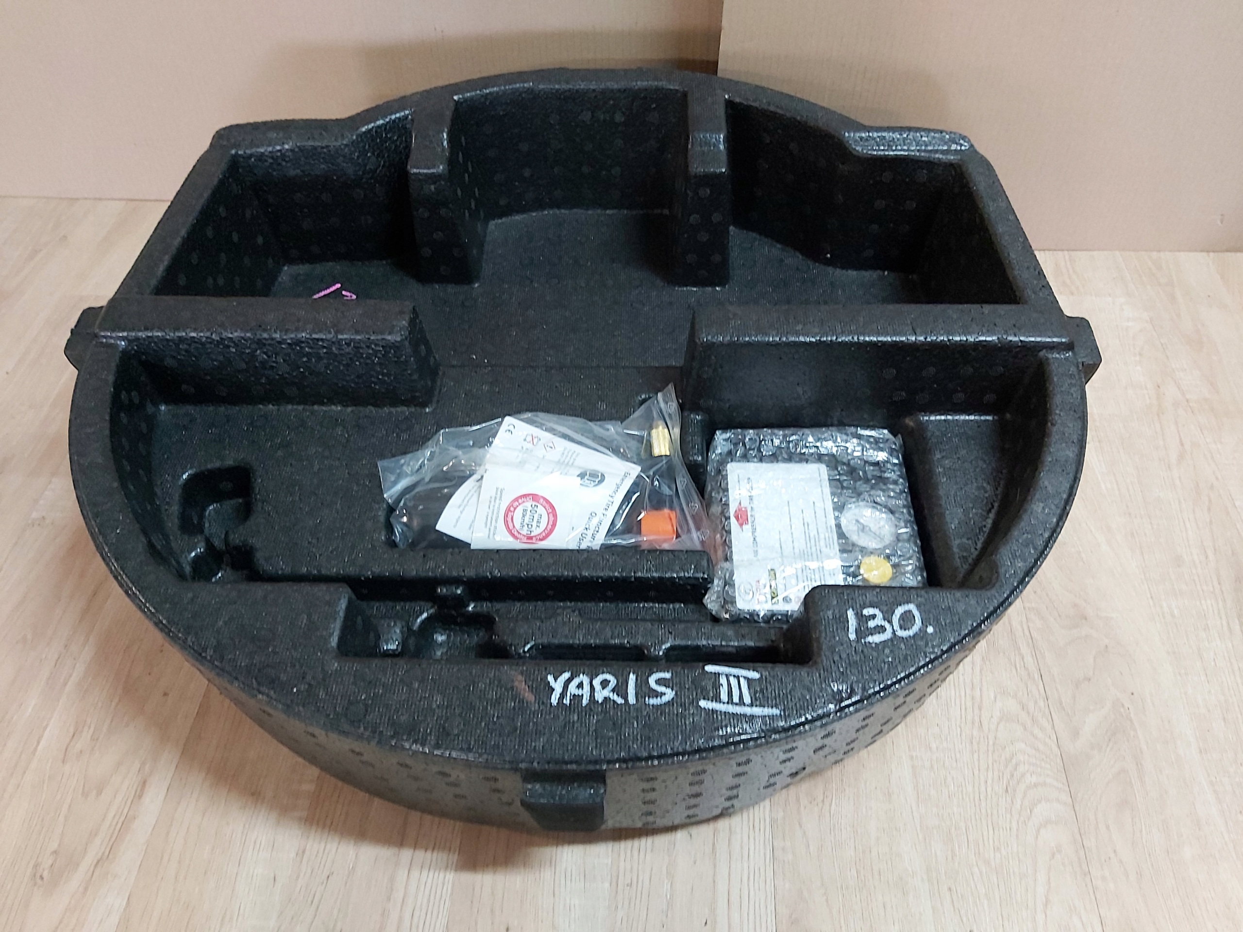 Toyota Yaris III пенополистирол багажник компрессор