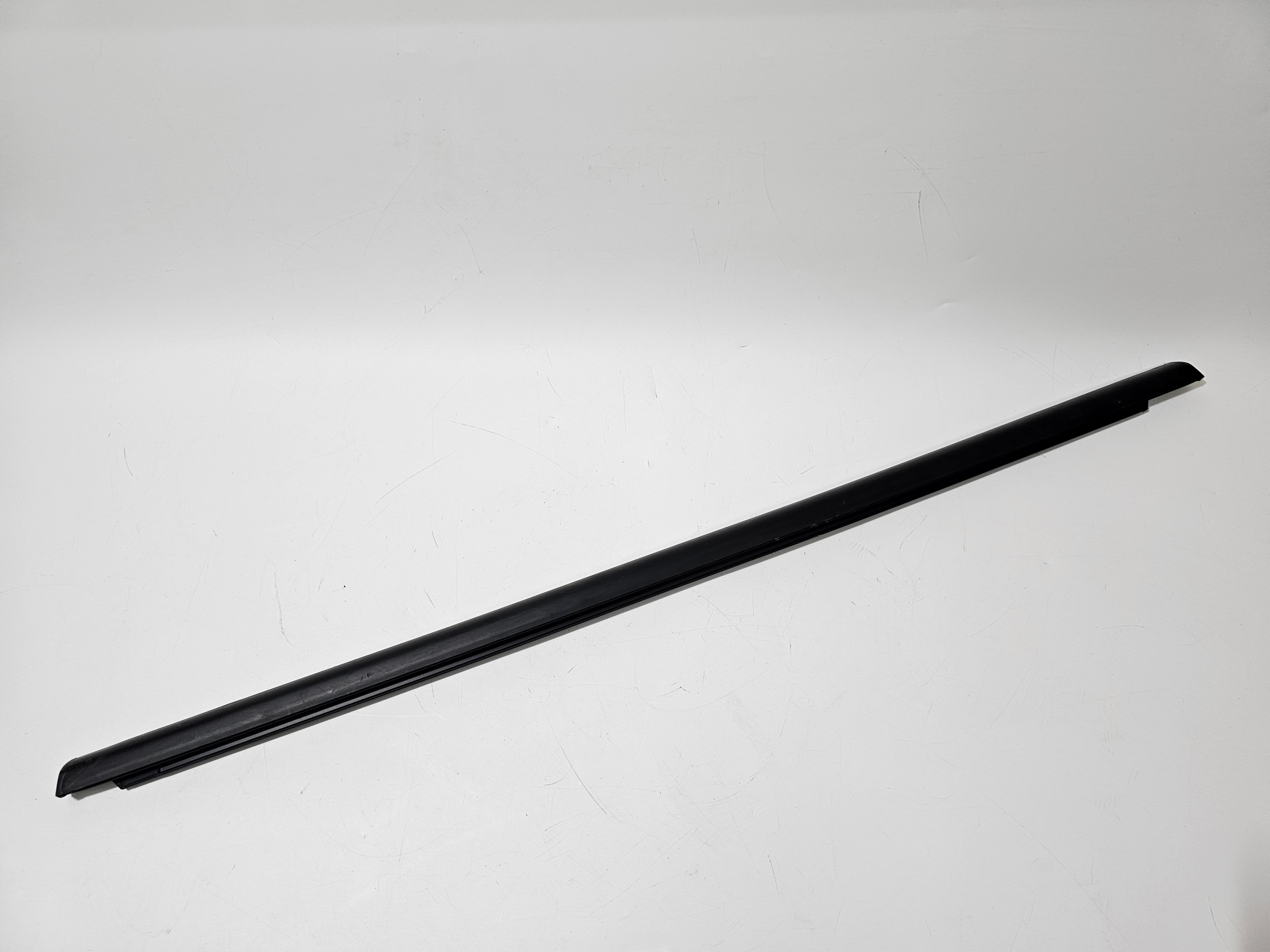 LISTWA ZGARNIAJĄCA DRZWI LEWY TYŁ OPEL CROSSLAND X #6575