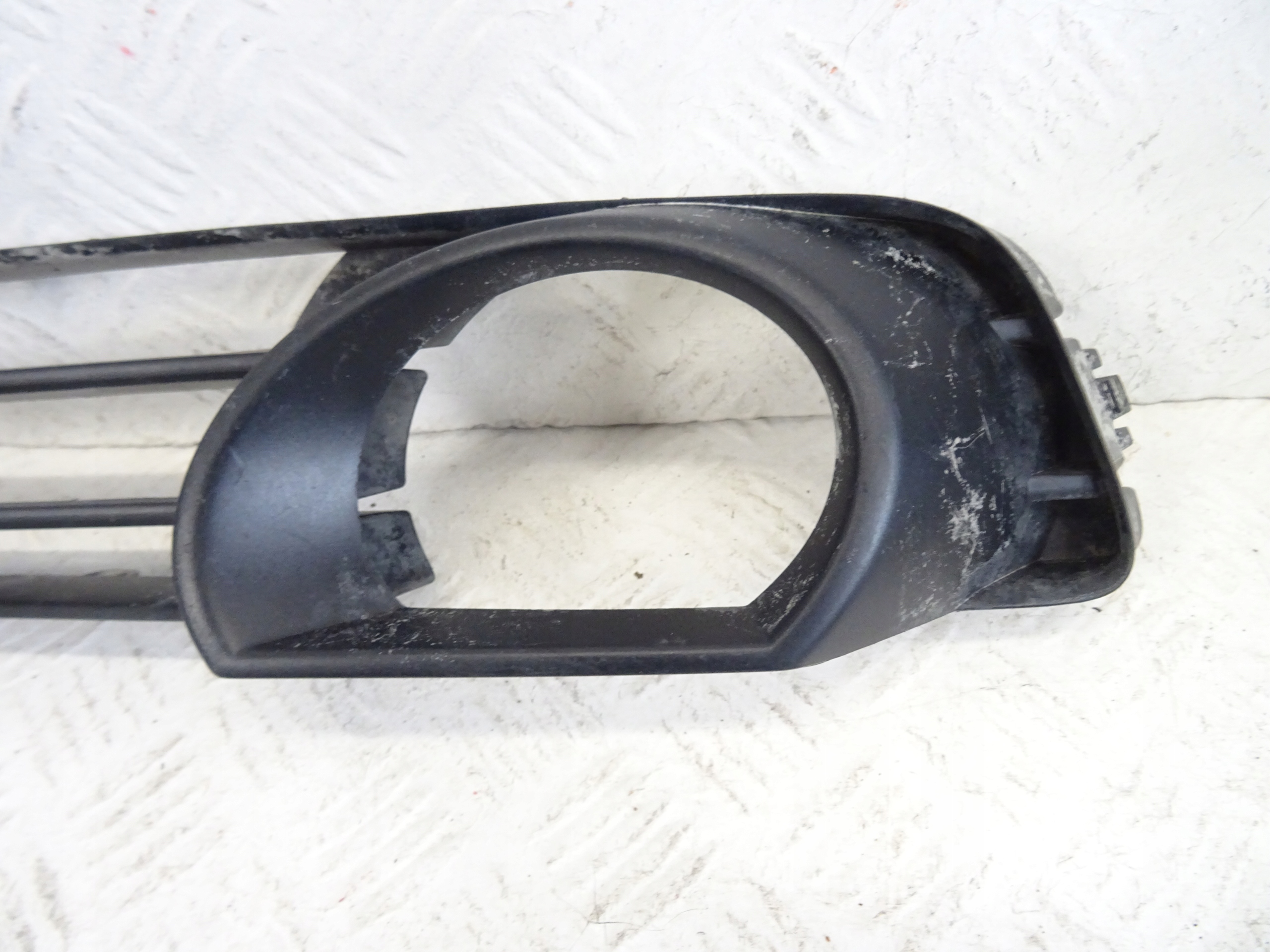 grid of a bumper front front right AUDI Q7 4L 4L0807676
