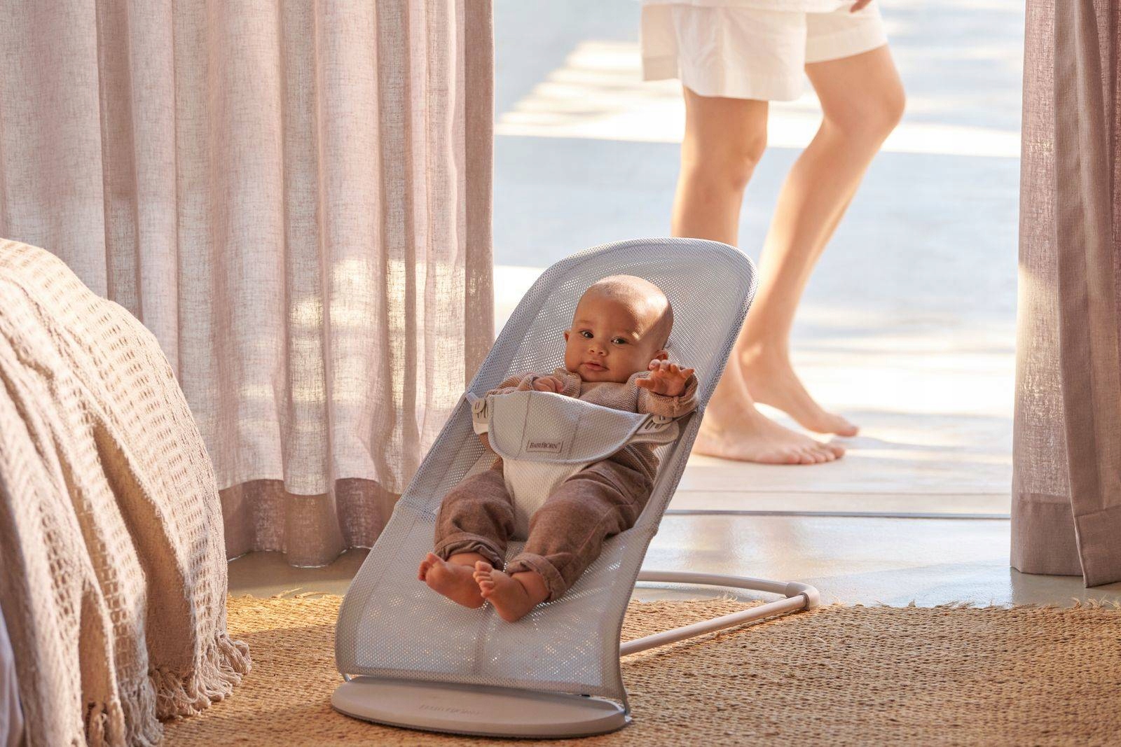 LEŻACZEK BALANCE SOFT MESH SZARY BIAŁY BABYBJORN Kod producenta 005129