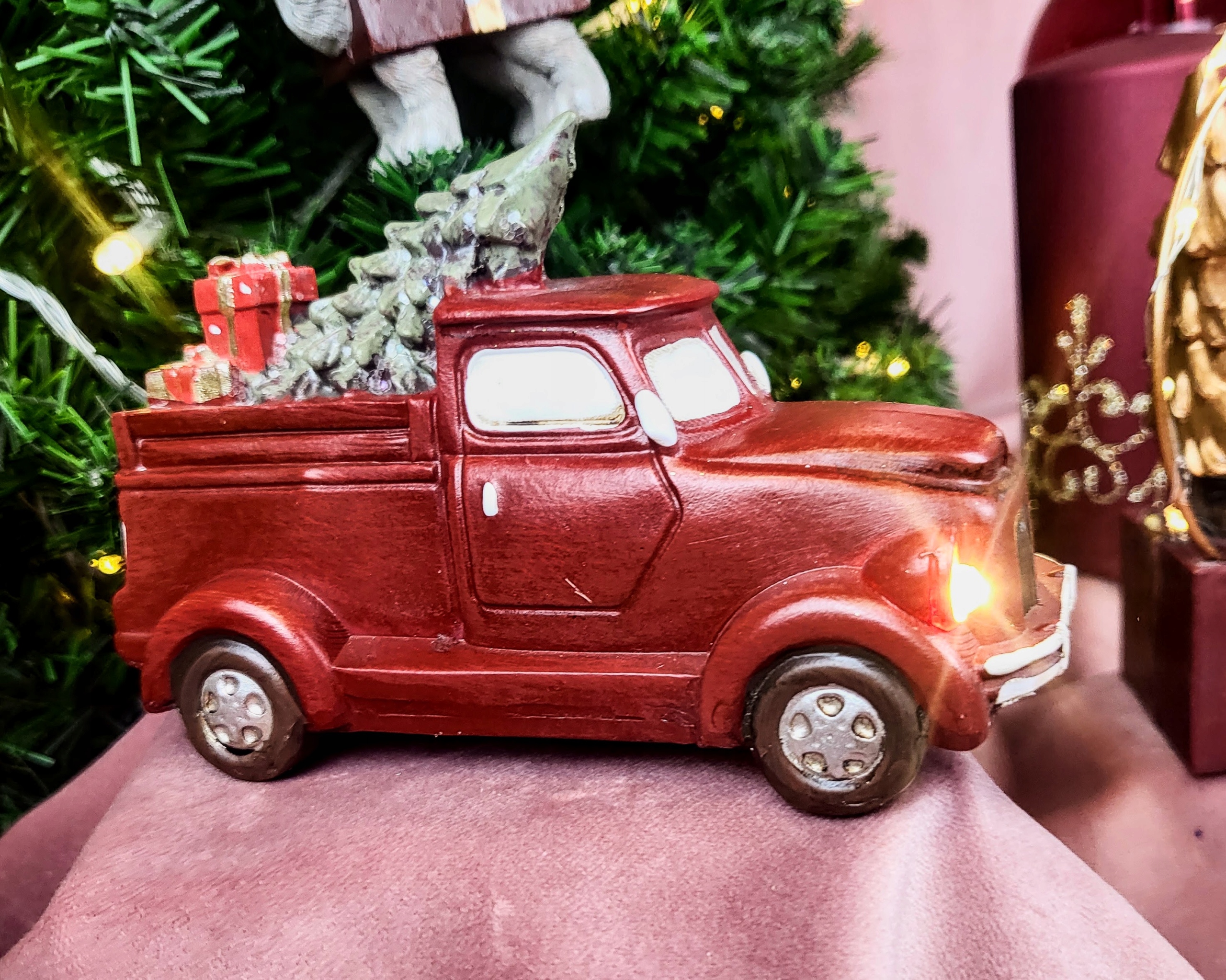 FIGURKA SAMOCHÓD Z CHOINKĄ DEKORACYJNY LED Wysokość produktu 8 cm