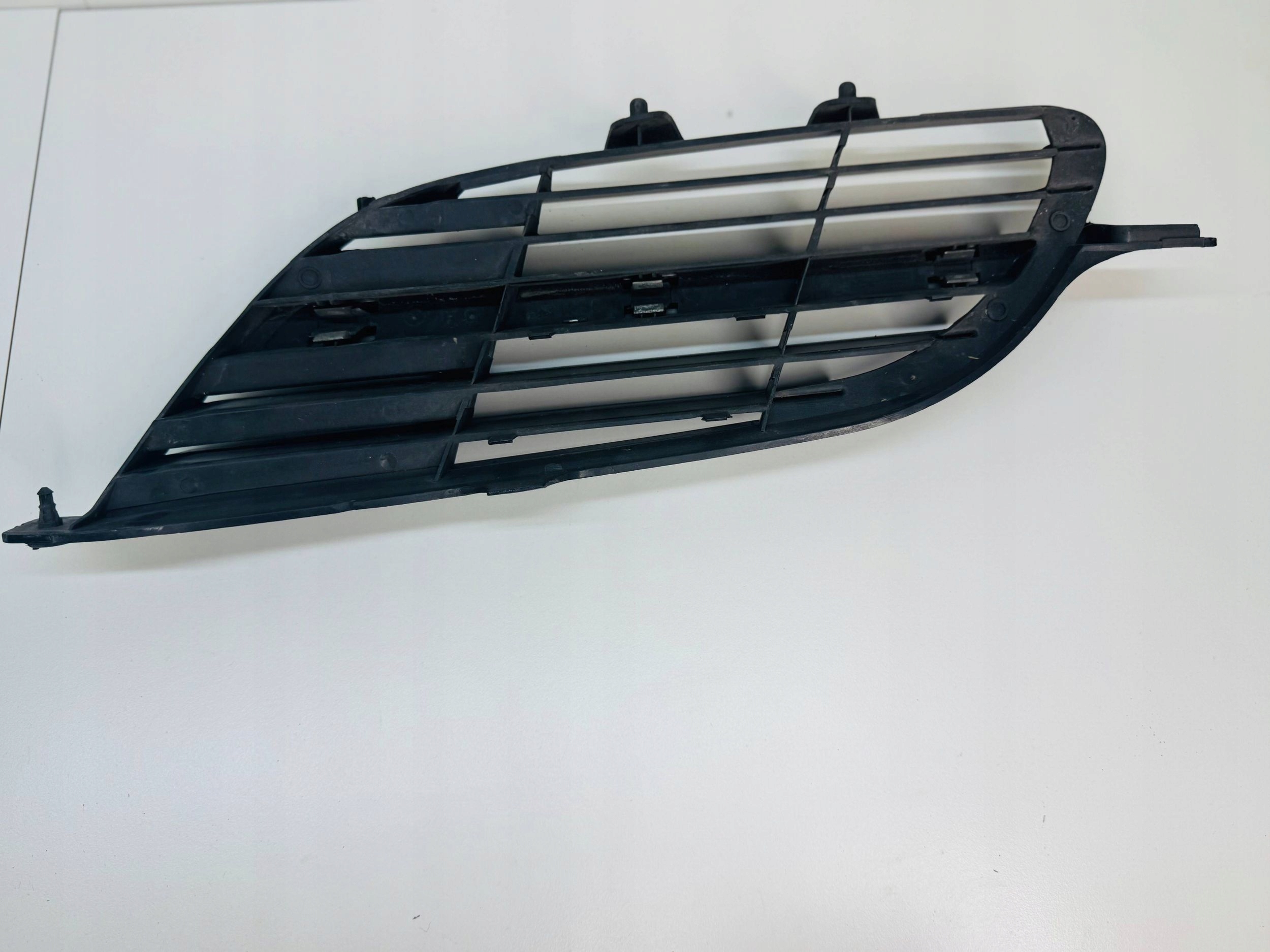 grid of a bumper right front NISSAN ALMERA 9381M020
