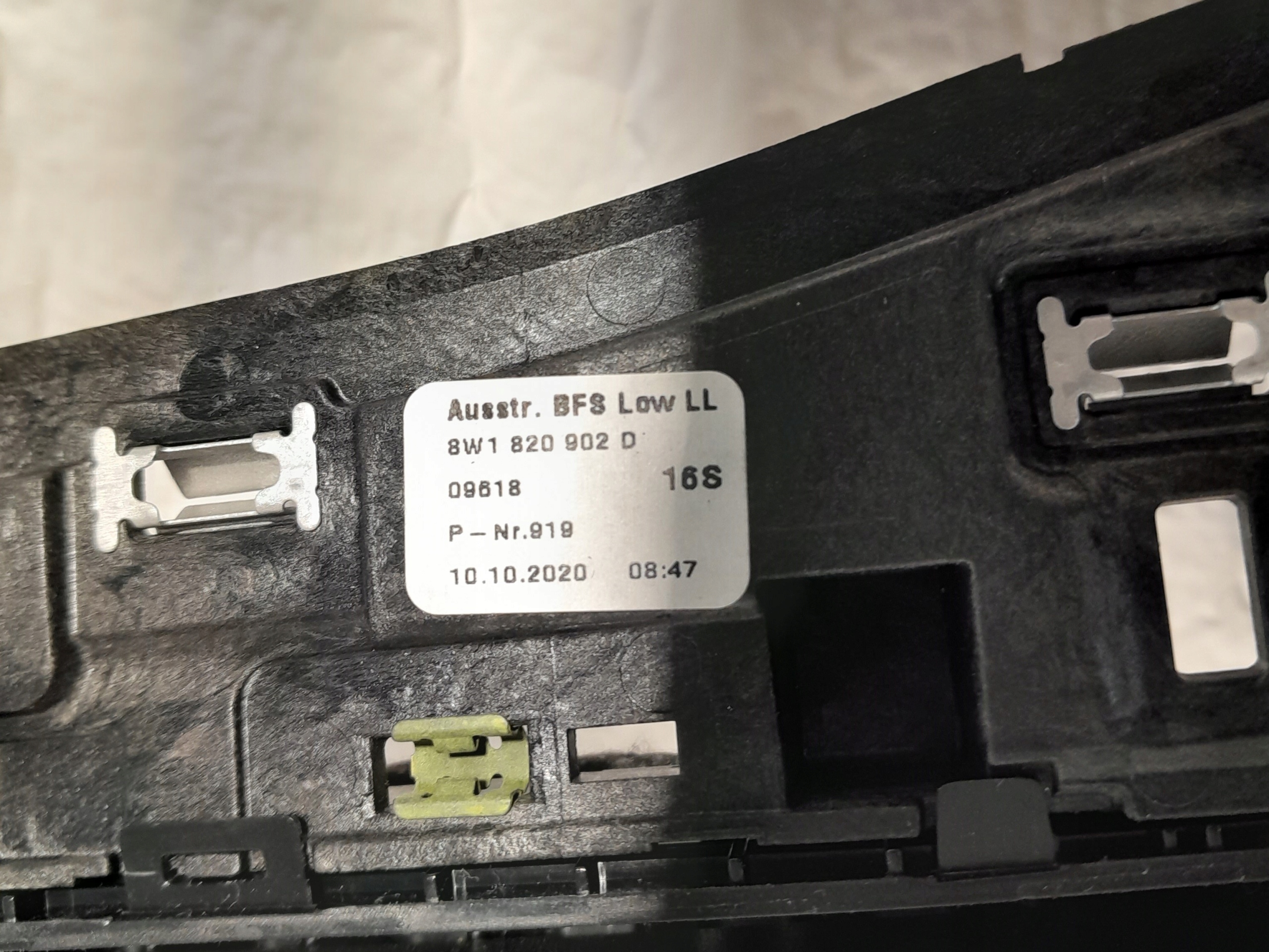 AUDI A4 B9 LIFT grid air conditioning devices 8W1820902D