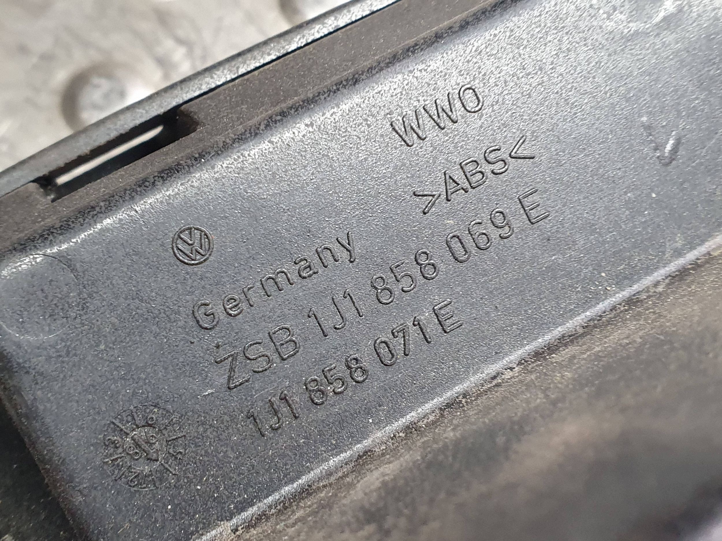 rahmen mitte radio konsole 1J1858069E VW GOLF IV