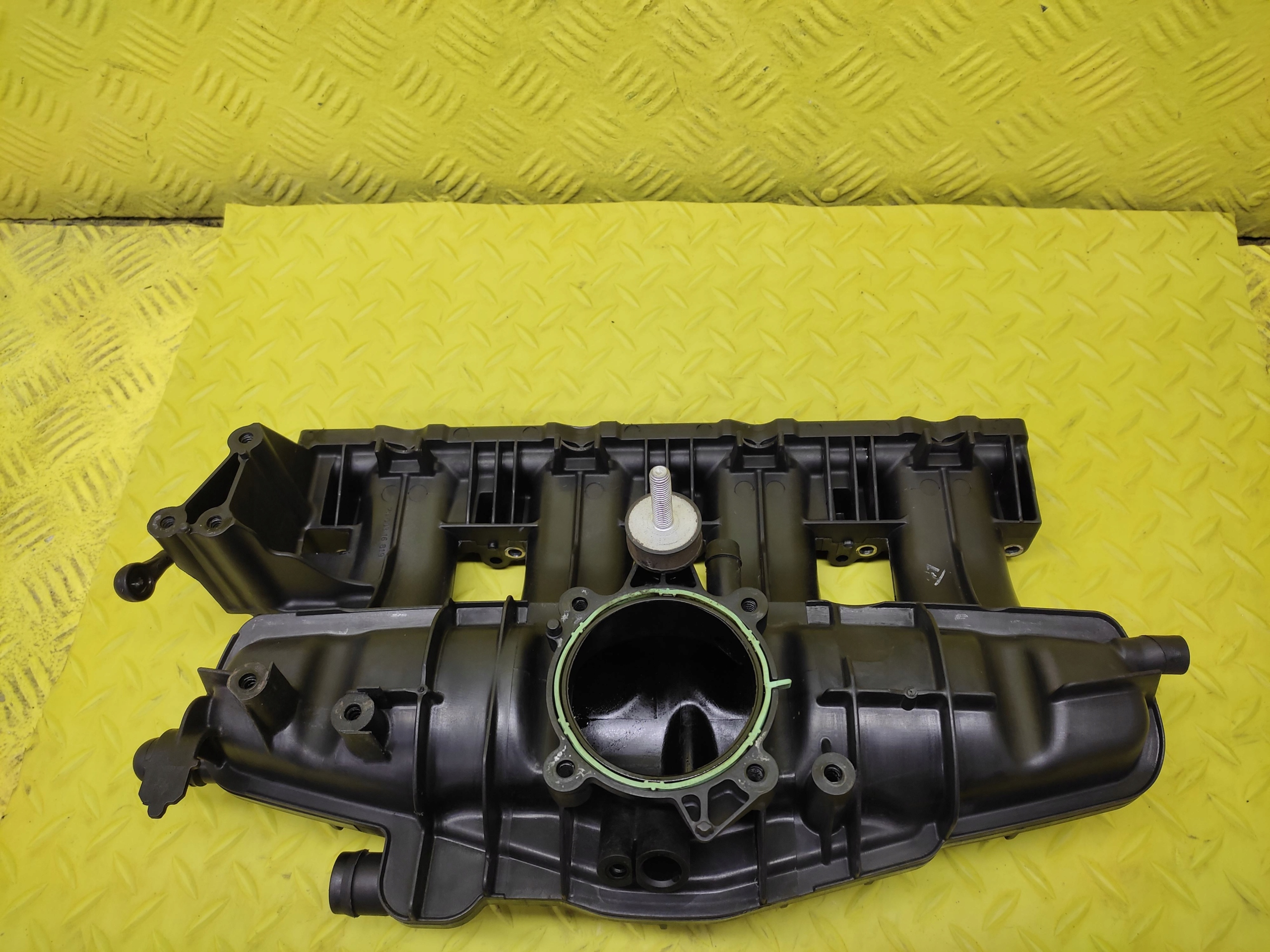 AUDI A6 C6 2.0 FSI intake manifold 06D133185