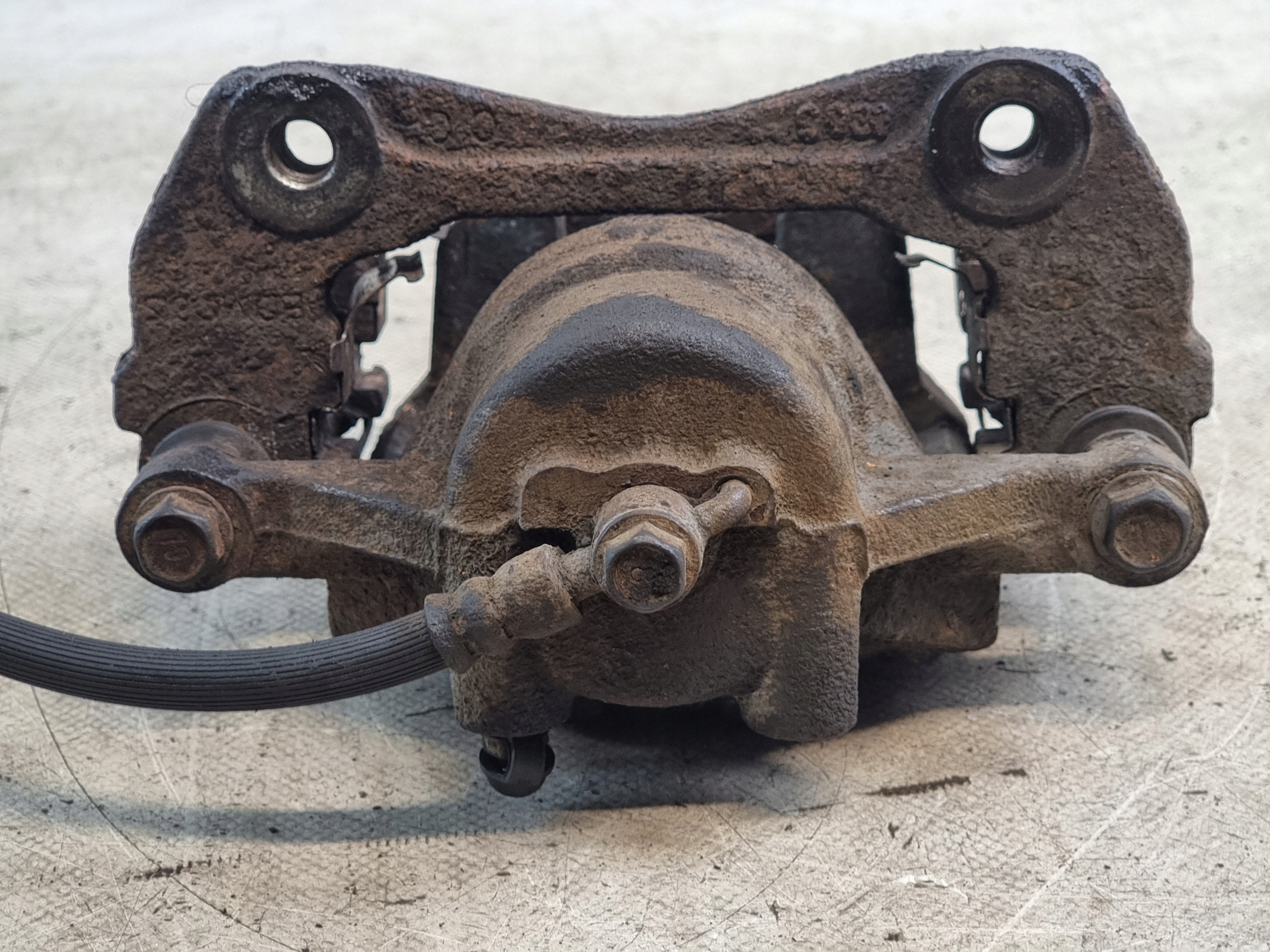 caliper brake left front HYUNDAI I30 and 1.4B 80kW 10r