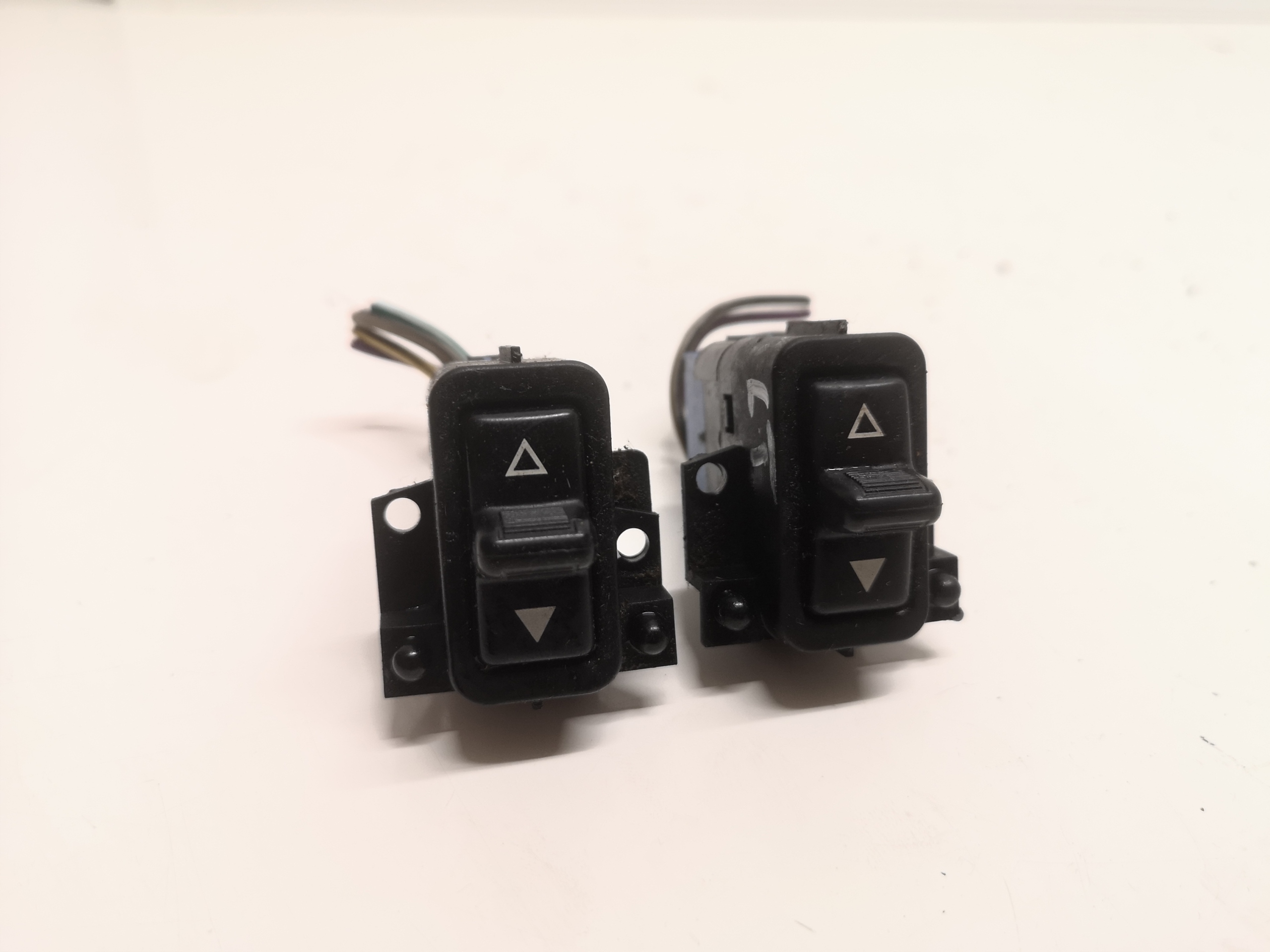 GRAND CHEROKEE ZJ 92- PRZEŁĄCZNIK SZYBY TYŁ P+L