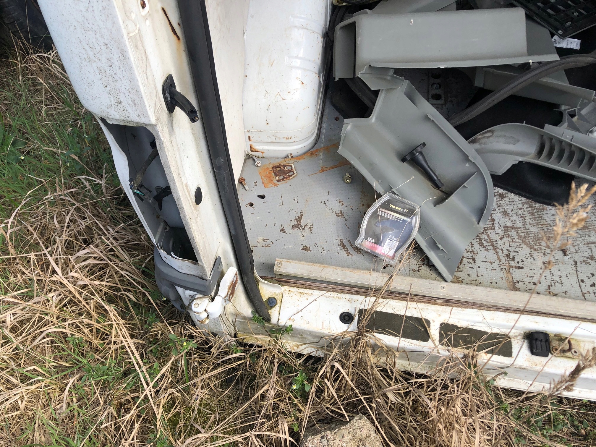 TRANSIT MK7 06-13R PAS TYŁ TYLNY WANNA PODŁOGA CIĘTE Numer katalogowy części -