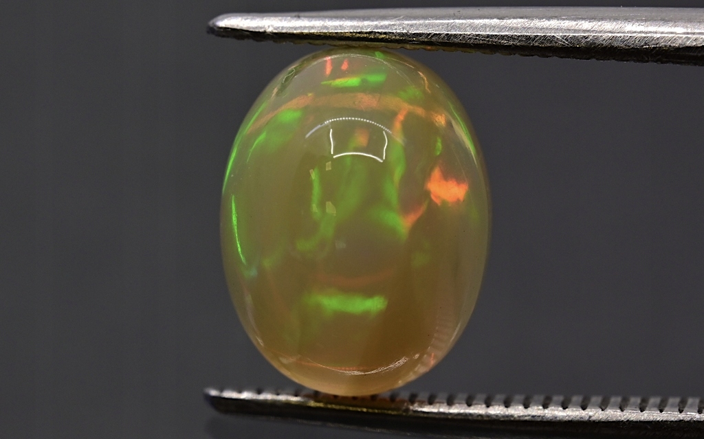 Opál z Etiopie kabošon ovál 9x7 mm