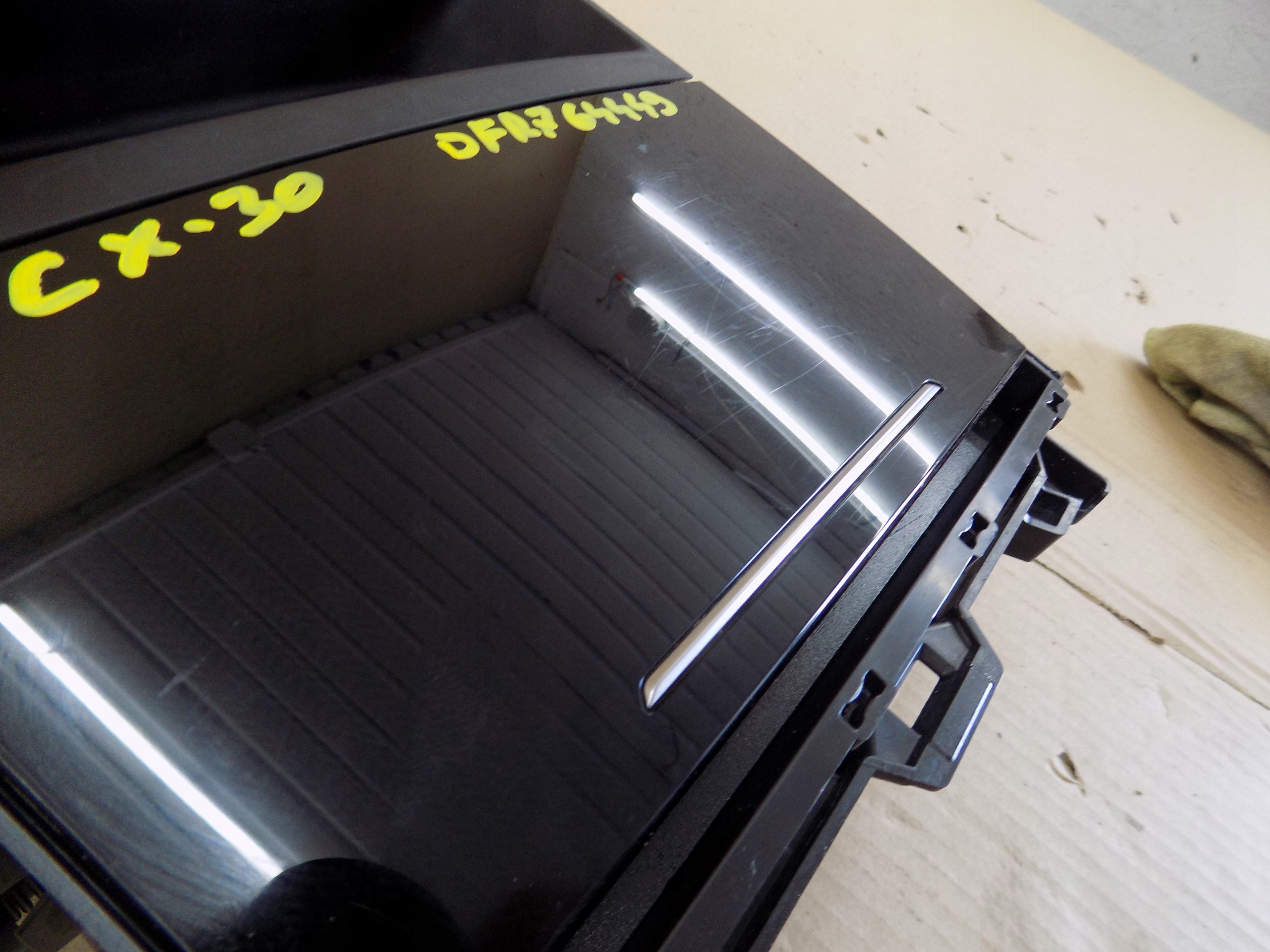 mazda CX-30 бардачок полка на Чашки DFR7-64449 DFR764449