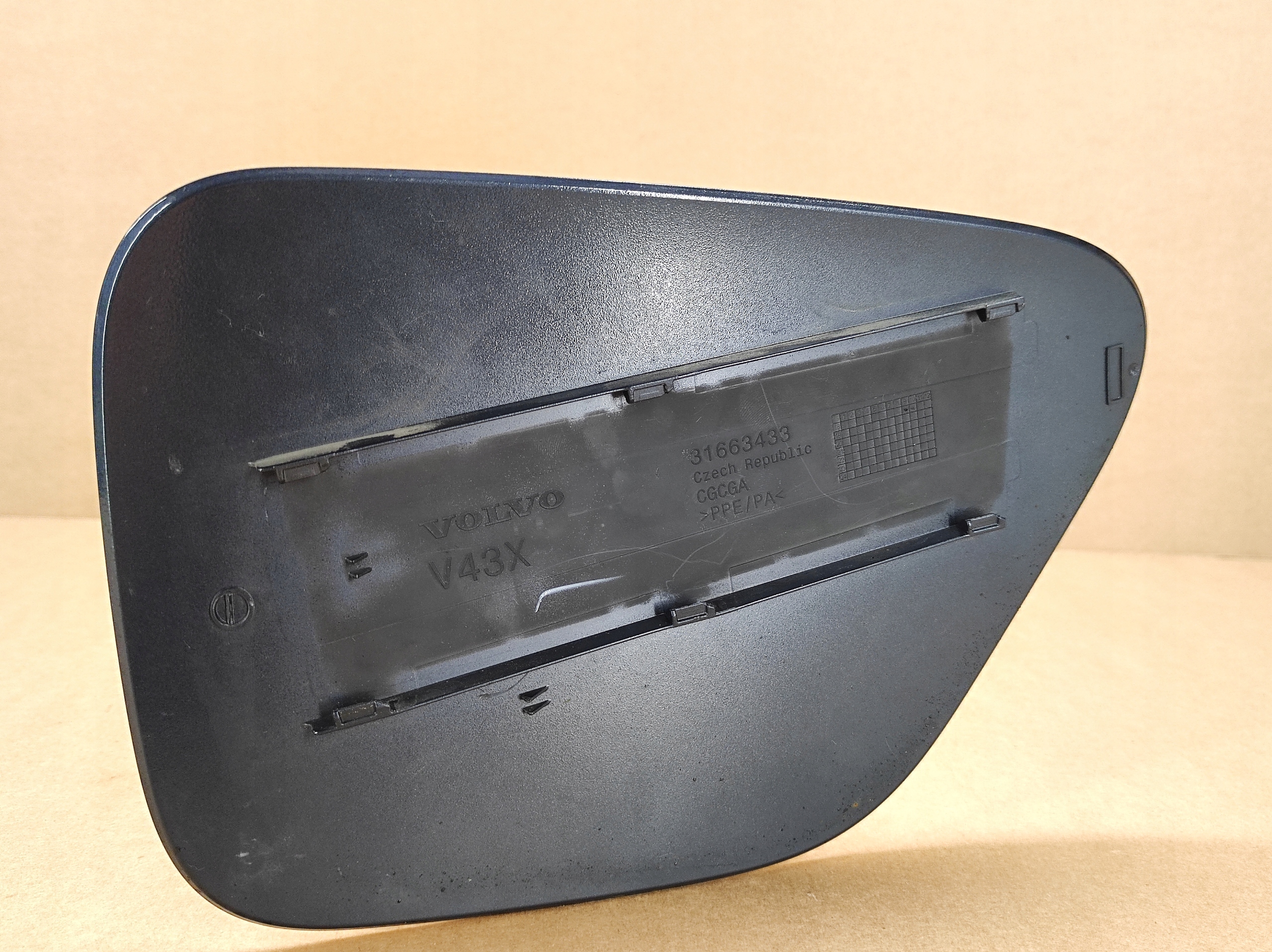 KLAPKA GNIAZDA LADOWANIA VOLVO S60 V60 Farbe 723