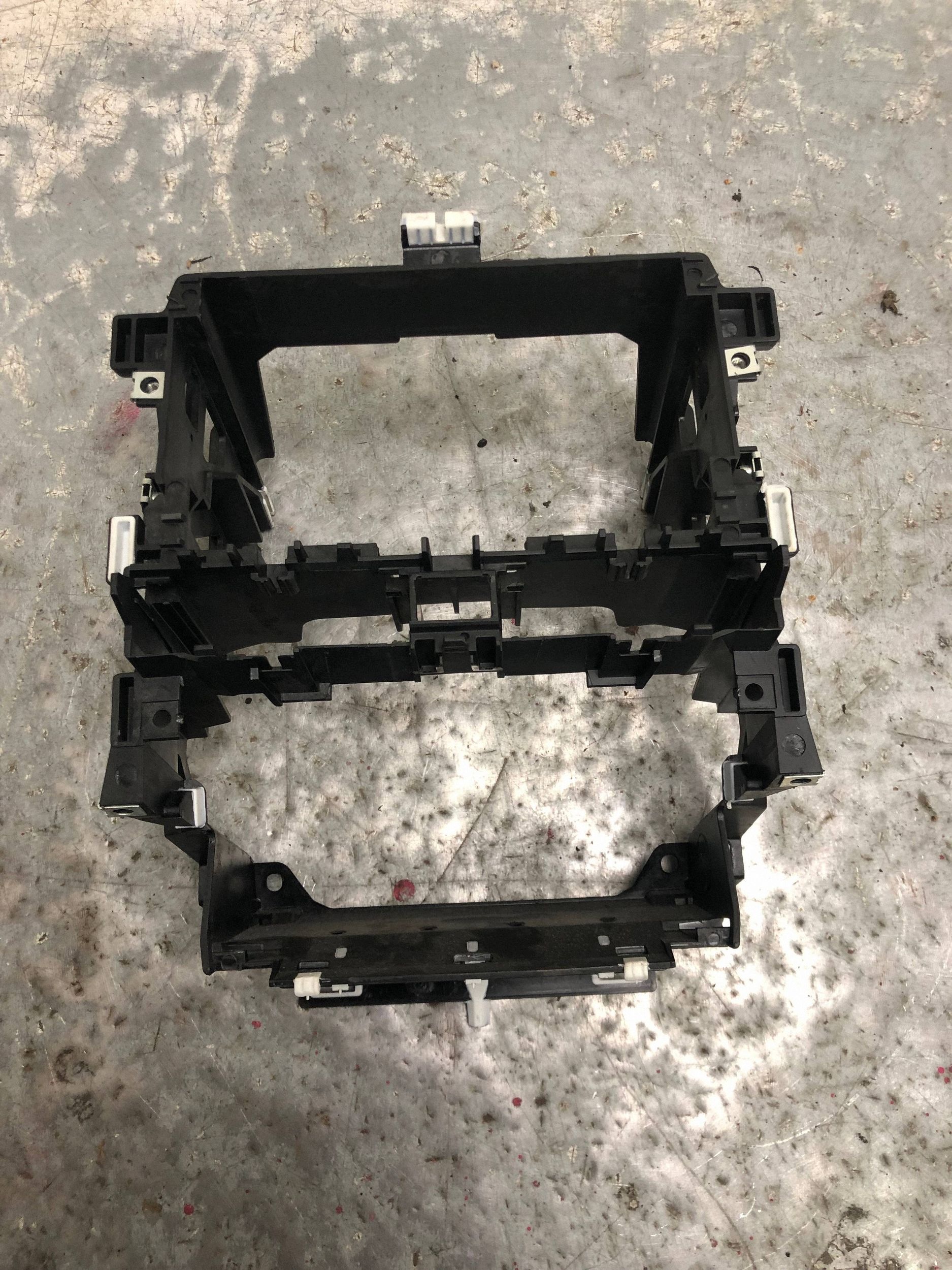 guard support radio 2DIN AUDI A3 8P LIFT 8P0858005D