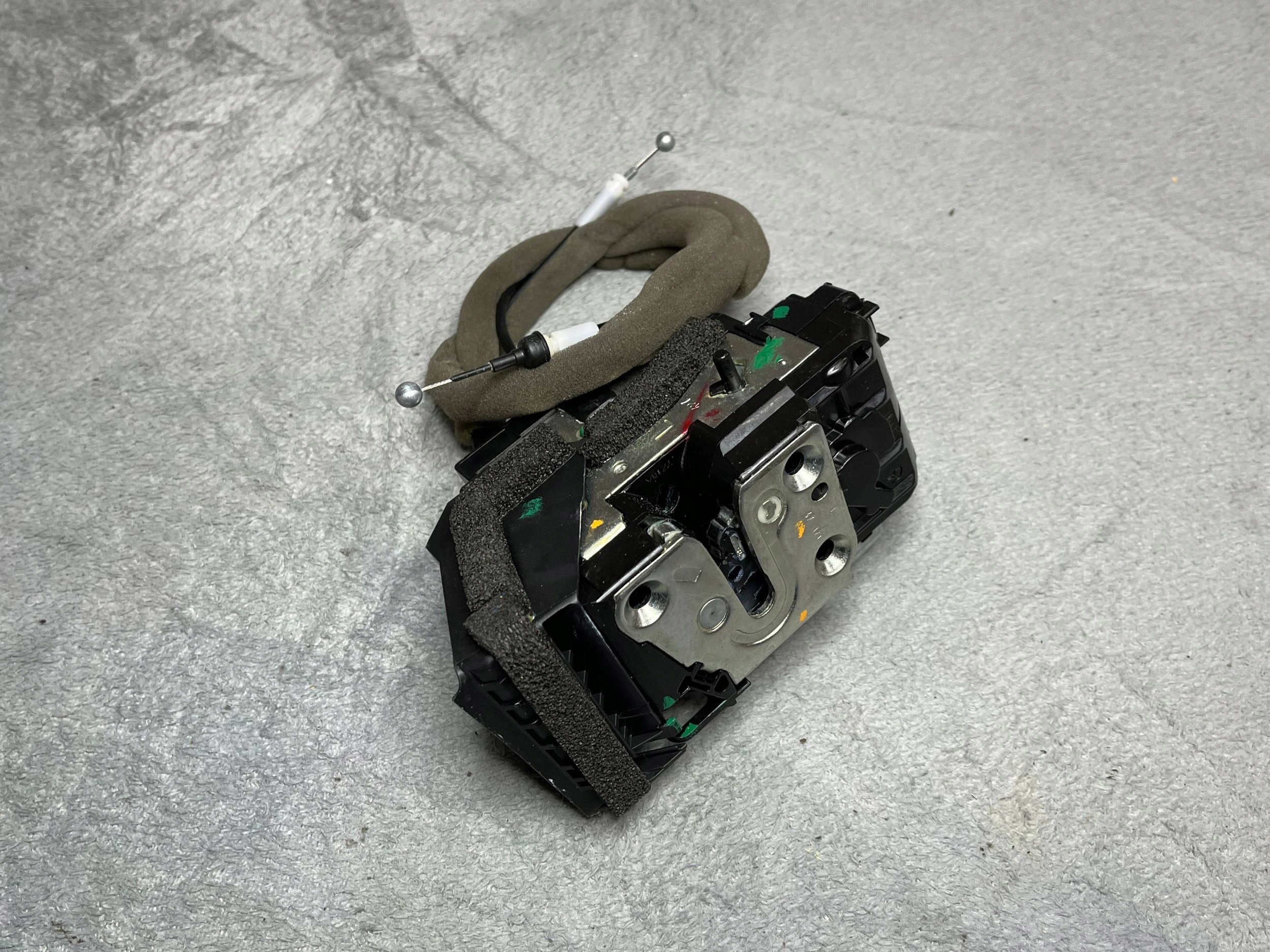 lock door rear right Nissan Qashqai 825014EA2A