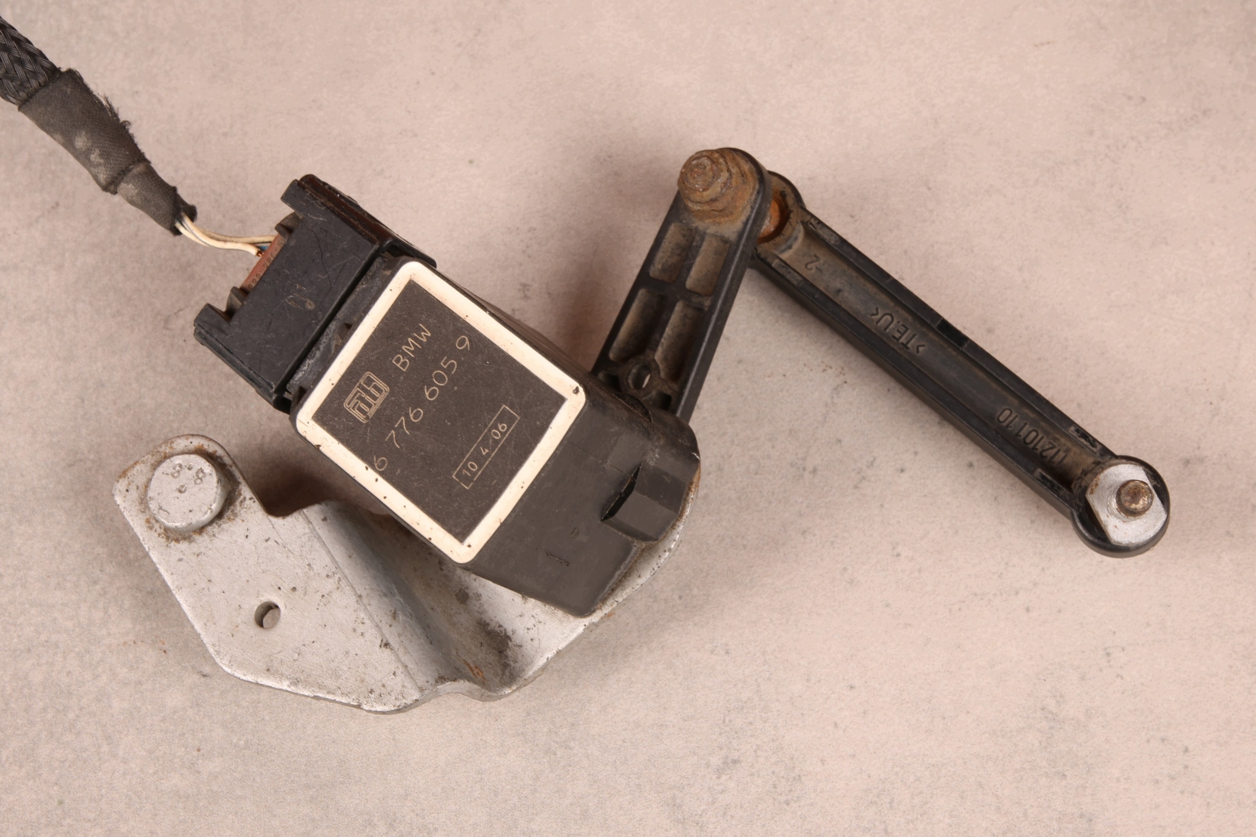 BMW 5' E61 5' E61 LCI sensor levelling of the lights left rear rear part 6776605
