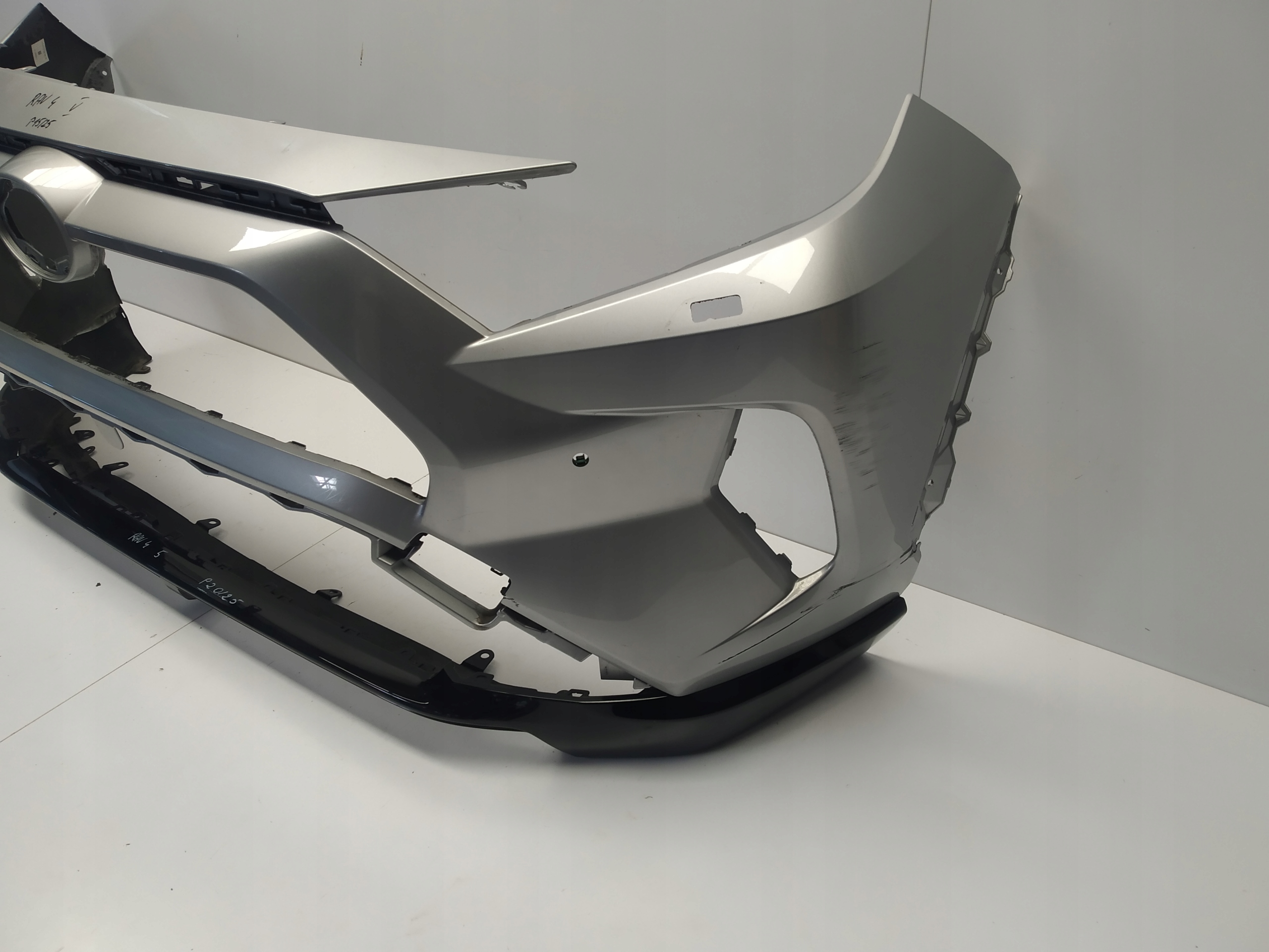 2018r + Toyota Rav4 V bumper hokej front original below PDC and washers