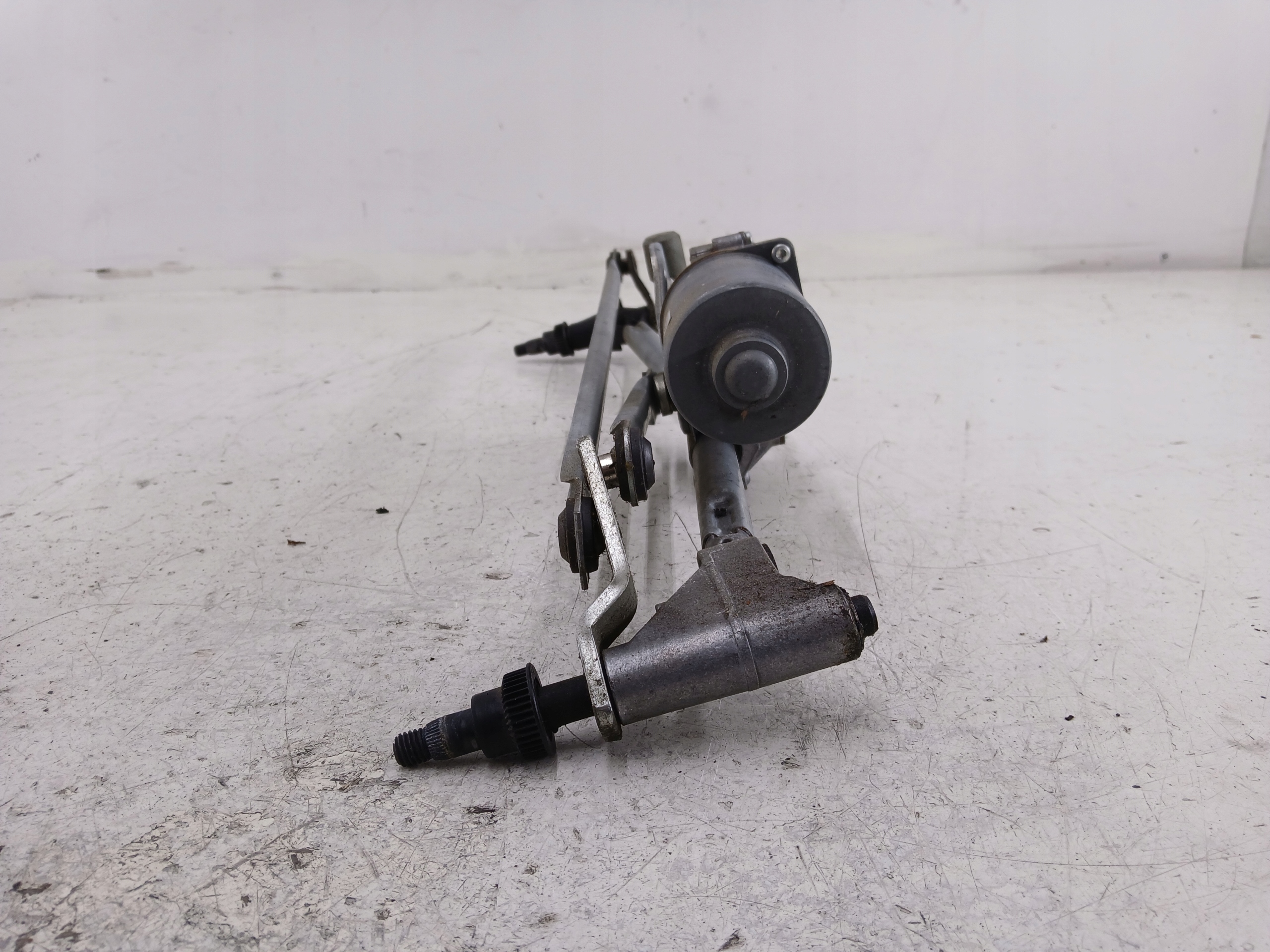 BMW X1 E84 wiper mechanism front 2992465