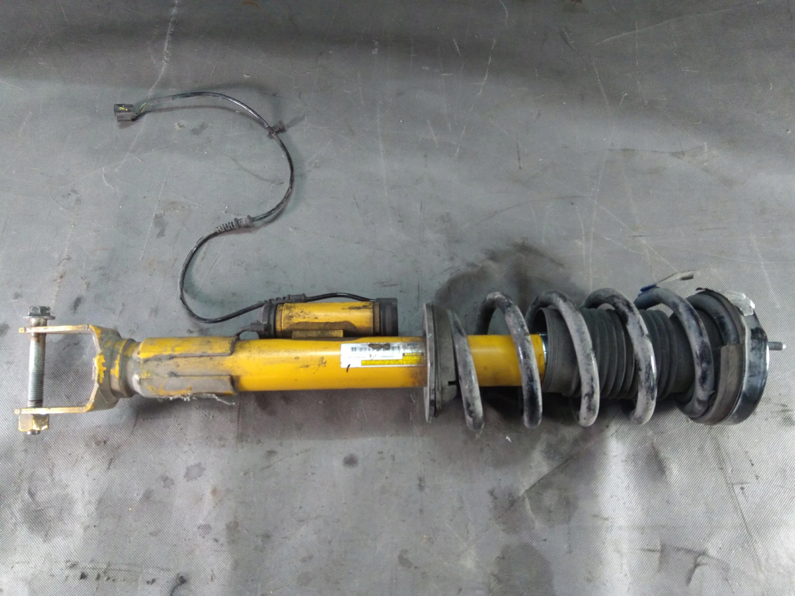 Dodge Челенджер SRT Пекельна кішка RH амортизатор перед