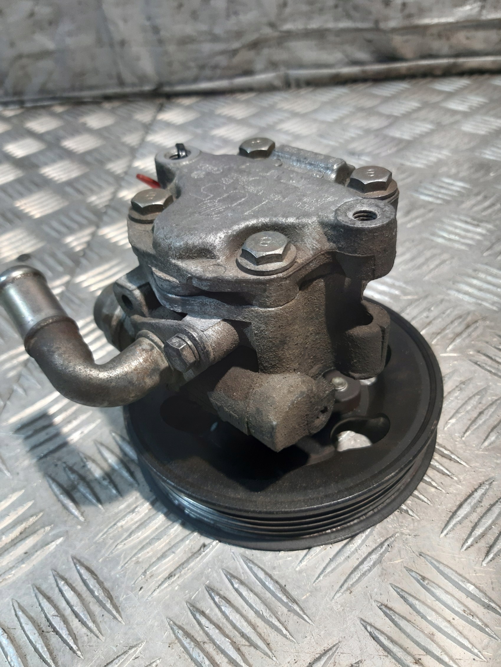 servo pump VW PASSAT B5 1.6 B 8D0145156L 105 BAR KYB