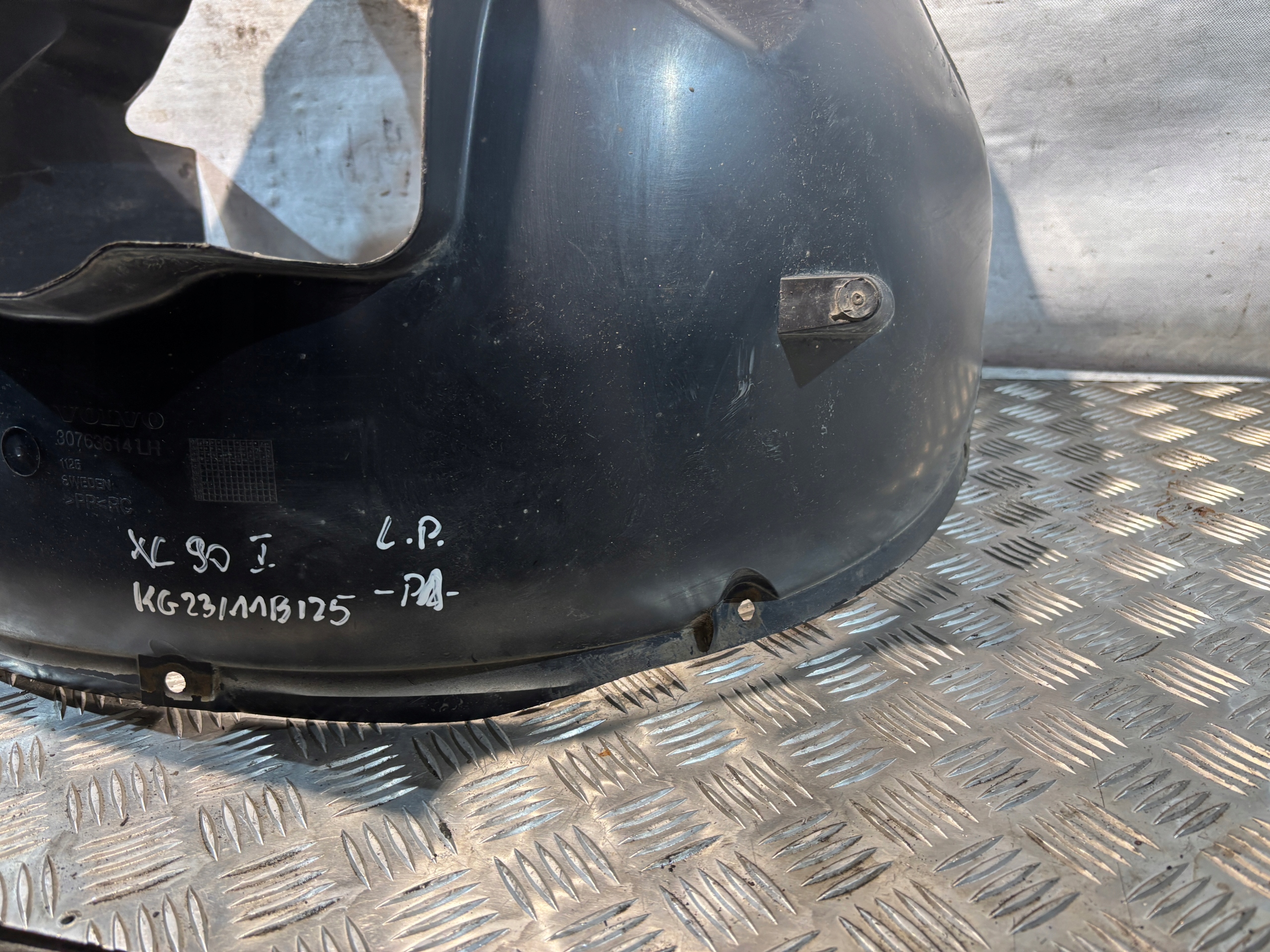 mudguard left front Volvo XC90 and 1 30763614