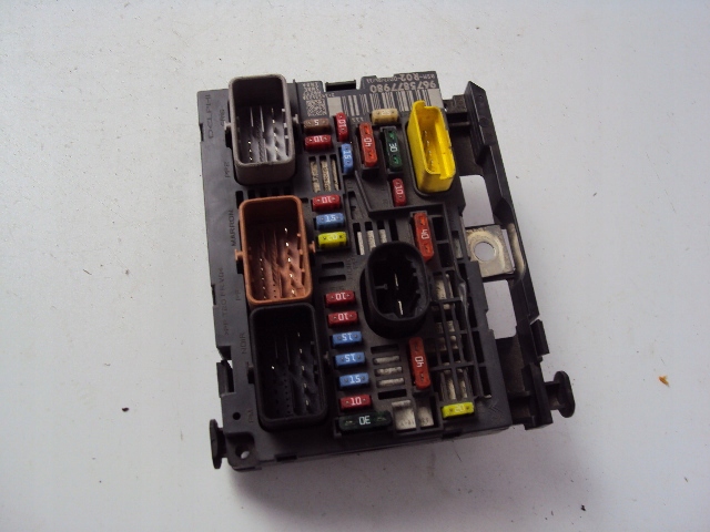 SKRZYNKA BEZPIECZNIKÓW PEUGEOT 5008 I 2009- Numer katalogowy części 9675877980