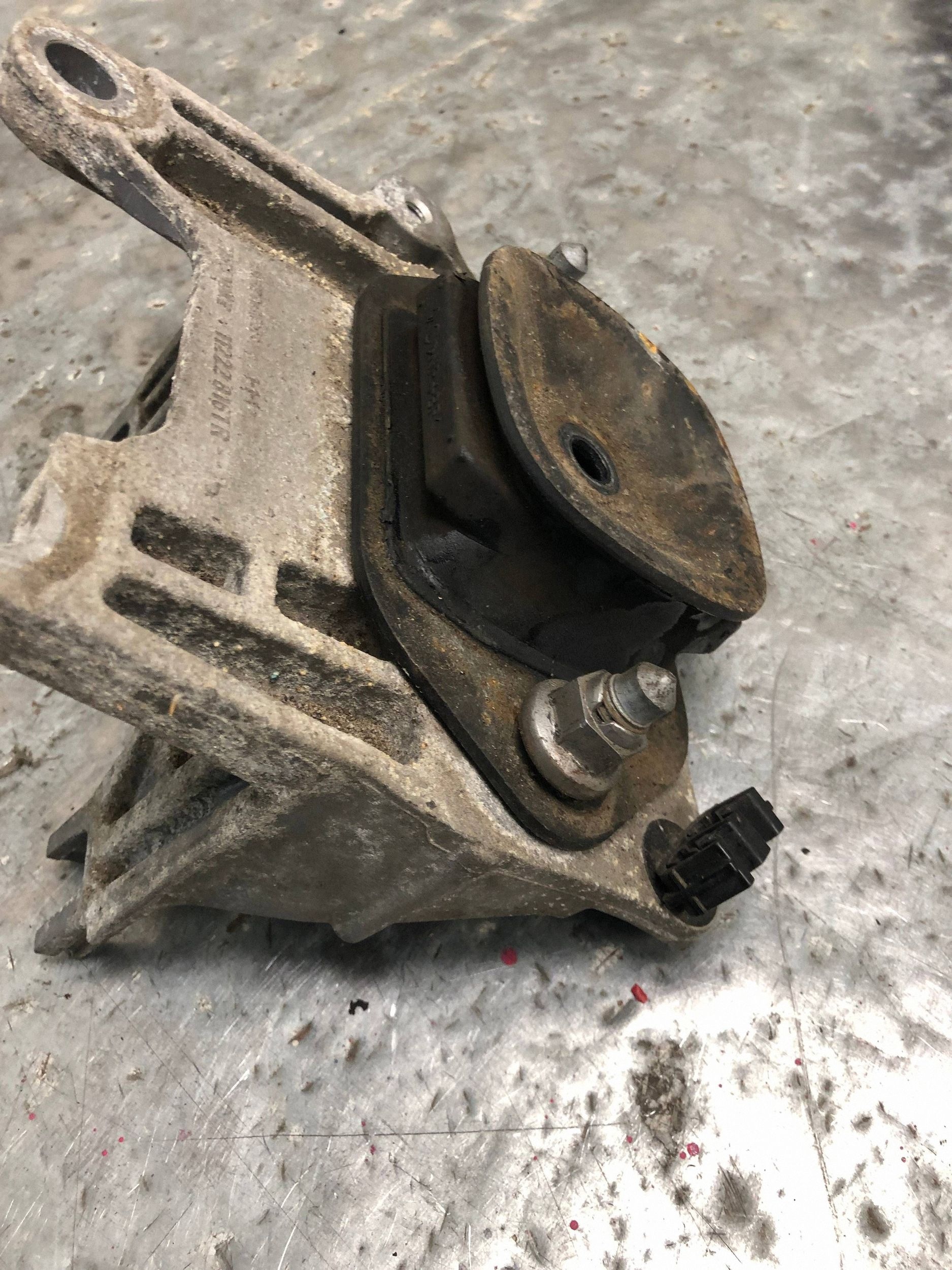 holder gearbox mounting RENAULT TRAFIC III 112228161R